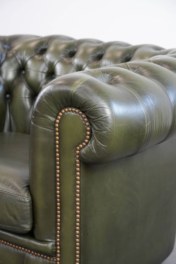 Magnifique fauteuil club en cuir de vachette verte de style anglais.