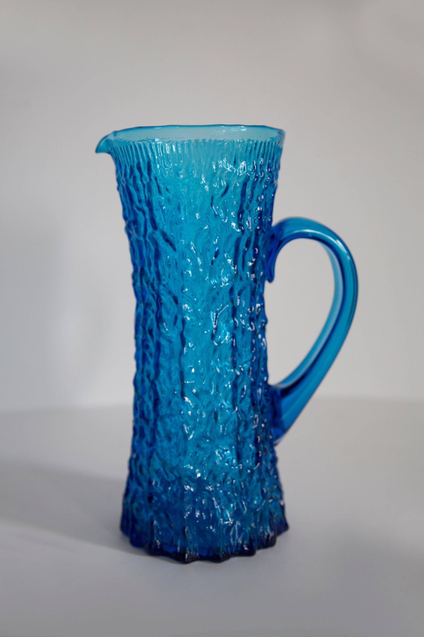 Pichet d'eau ou de jus en verre bleu du milieu du XXe siècle