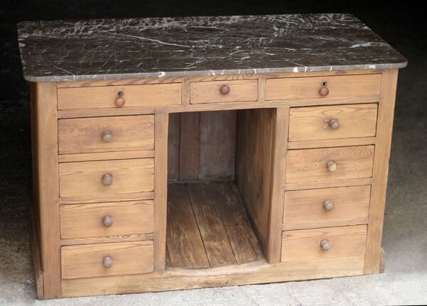 Exceptionnel comptoir de pharmacie en pin massif et marbre (19eme).