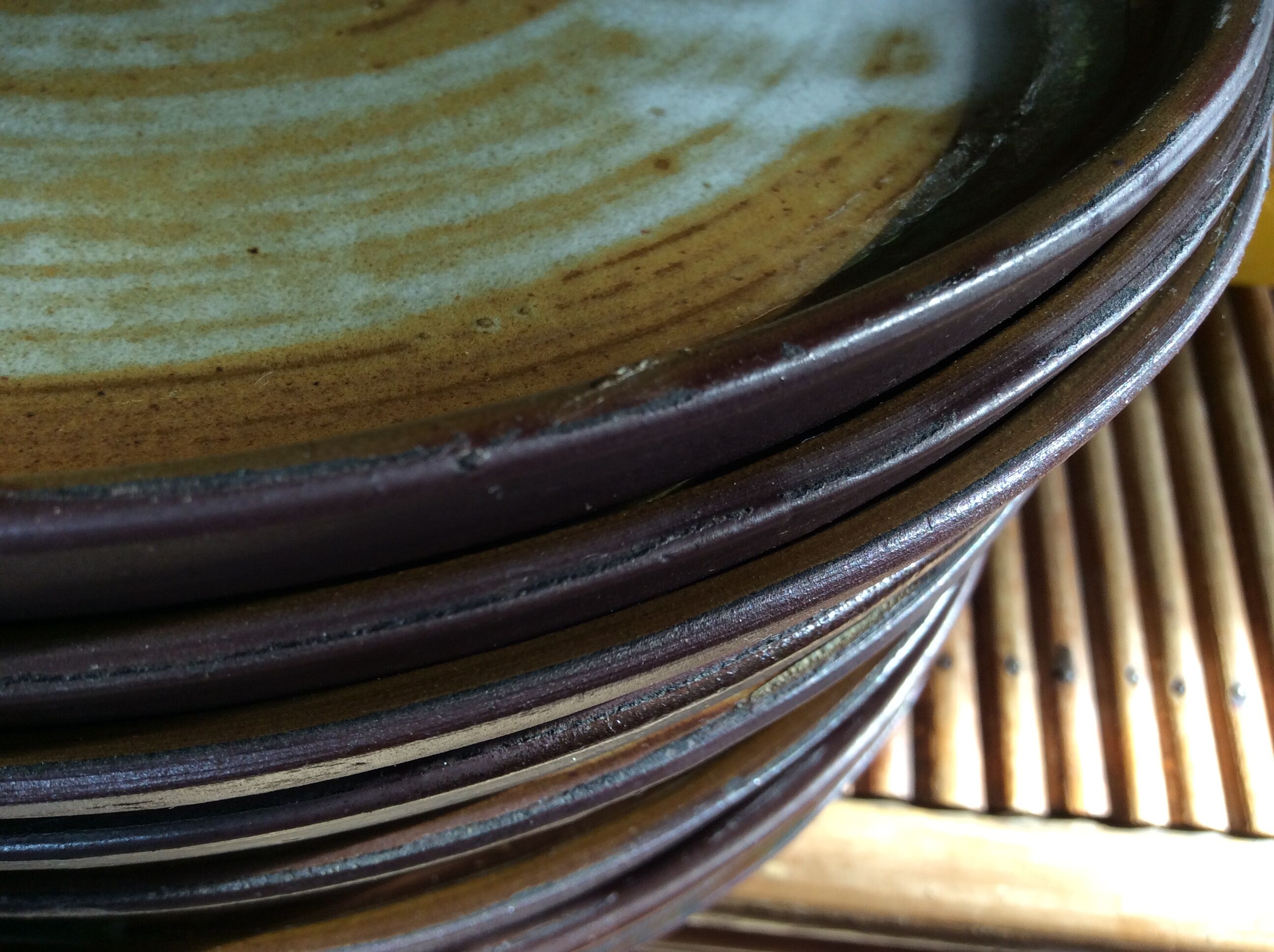 Série de 12 assiettes plates en grès