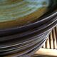Série de 12 assiettes plates en grès