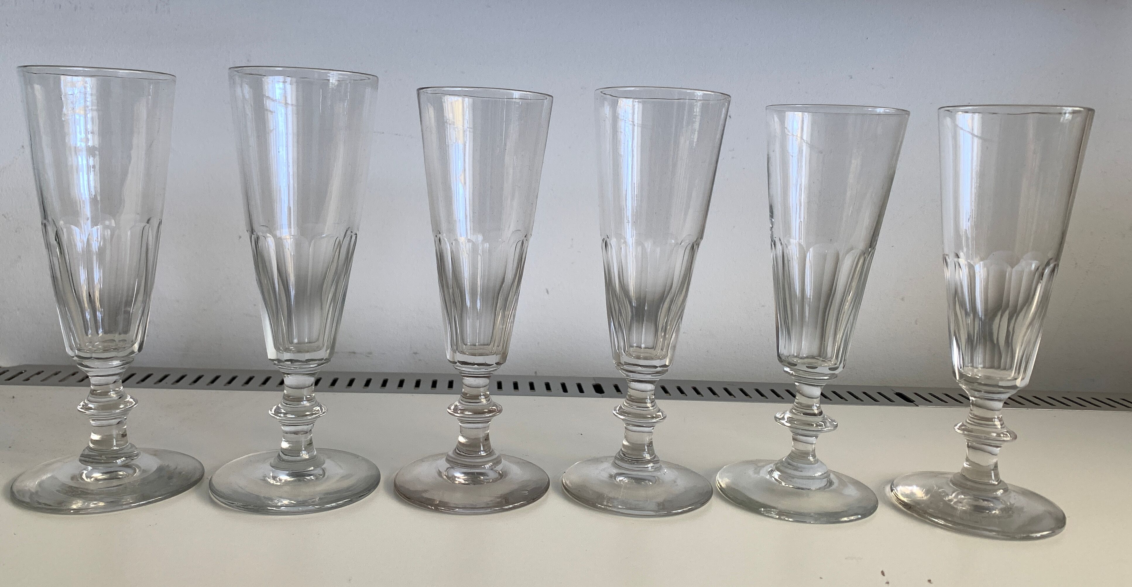 6 flûtes à champagne en verre soufflé, modèle ancien Caton de Saint Louis