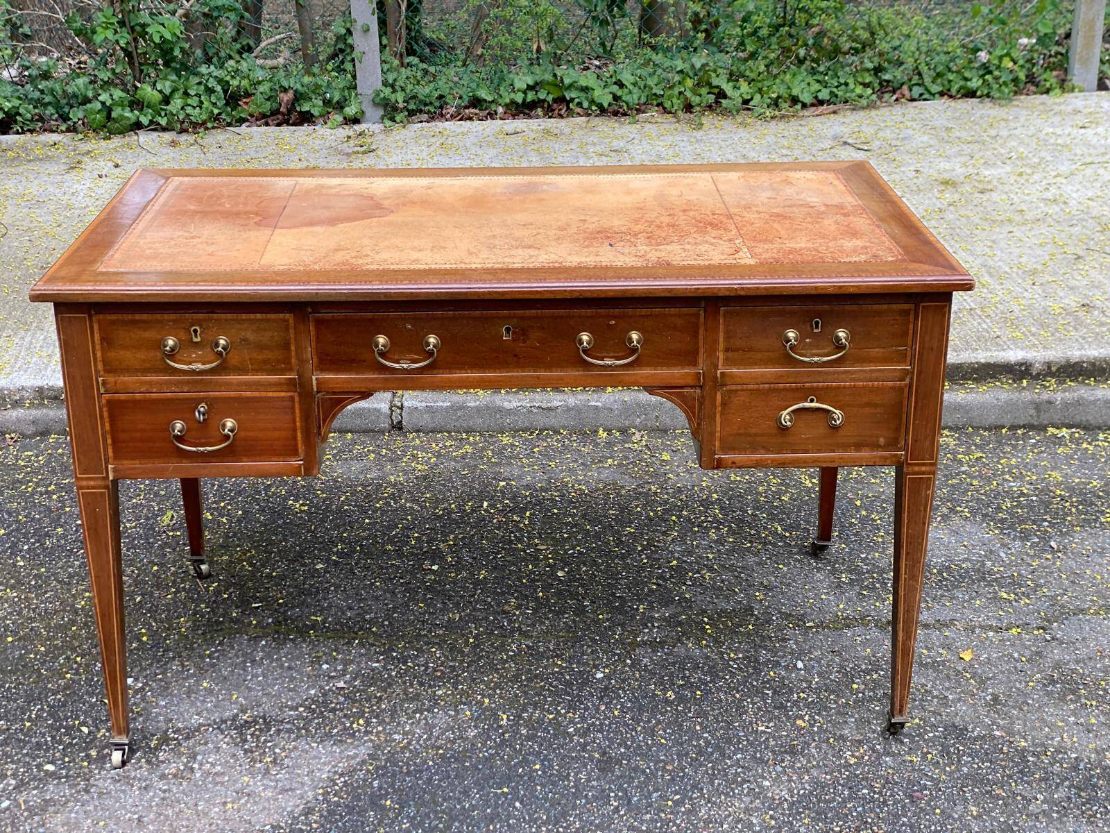 Bureau Louis XVI en bois  et cuir du 19ème