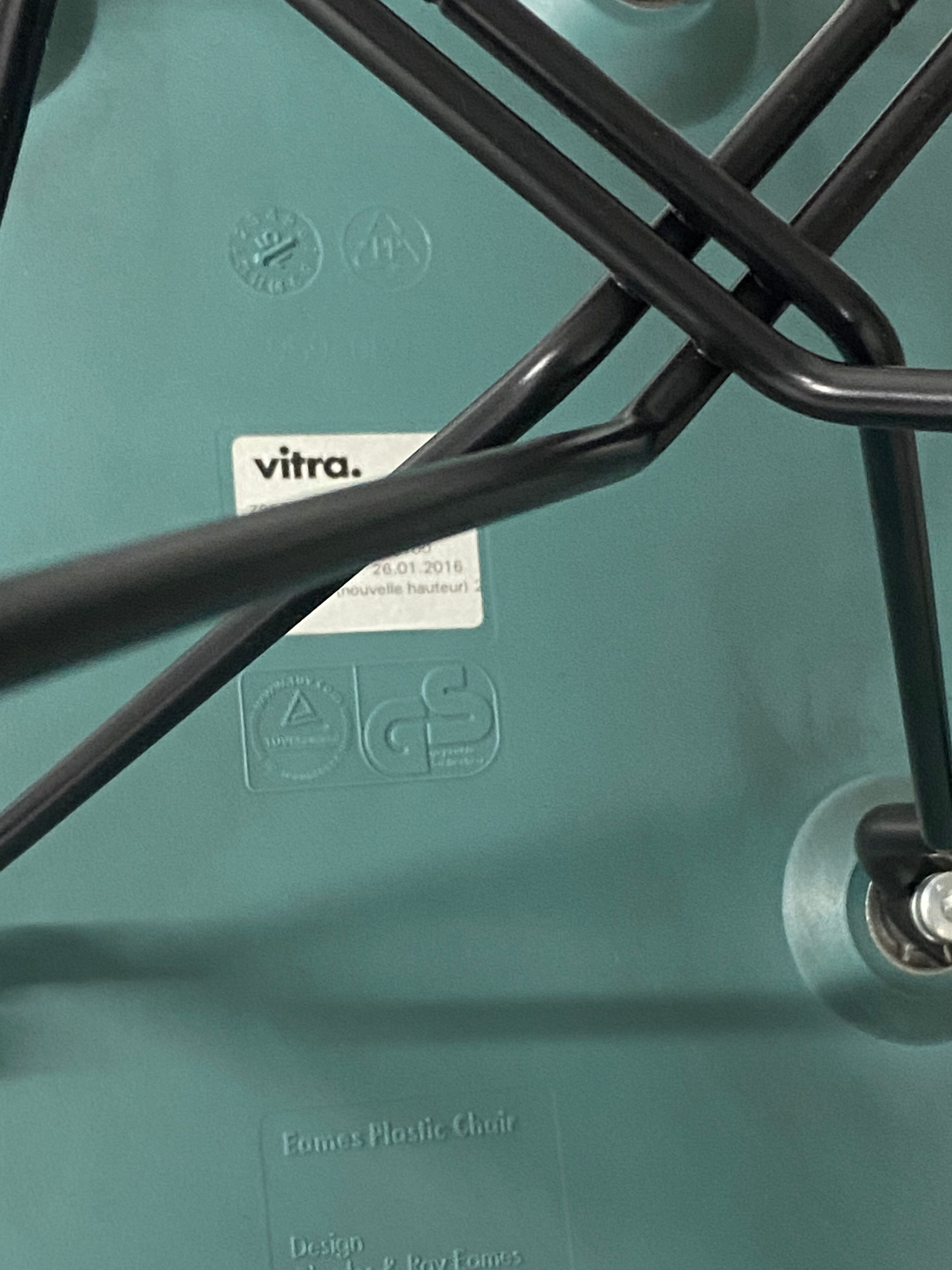 Paire de chaises de Charles et Ray Eames édition Vitra récente