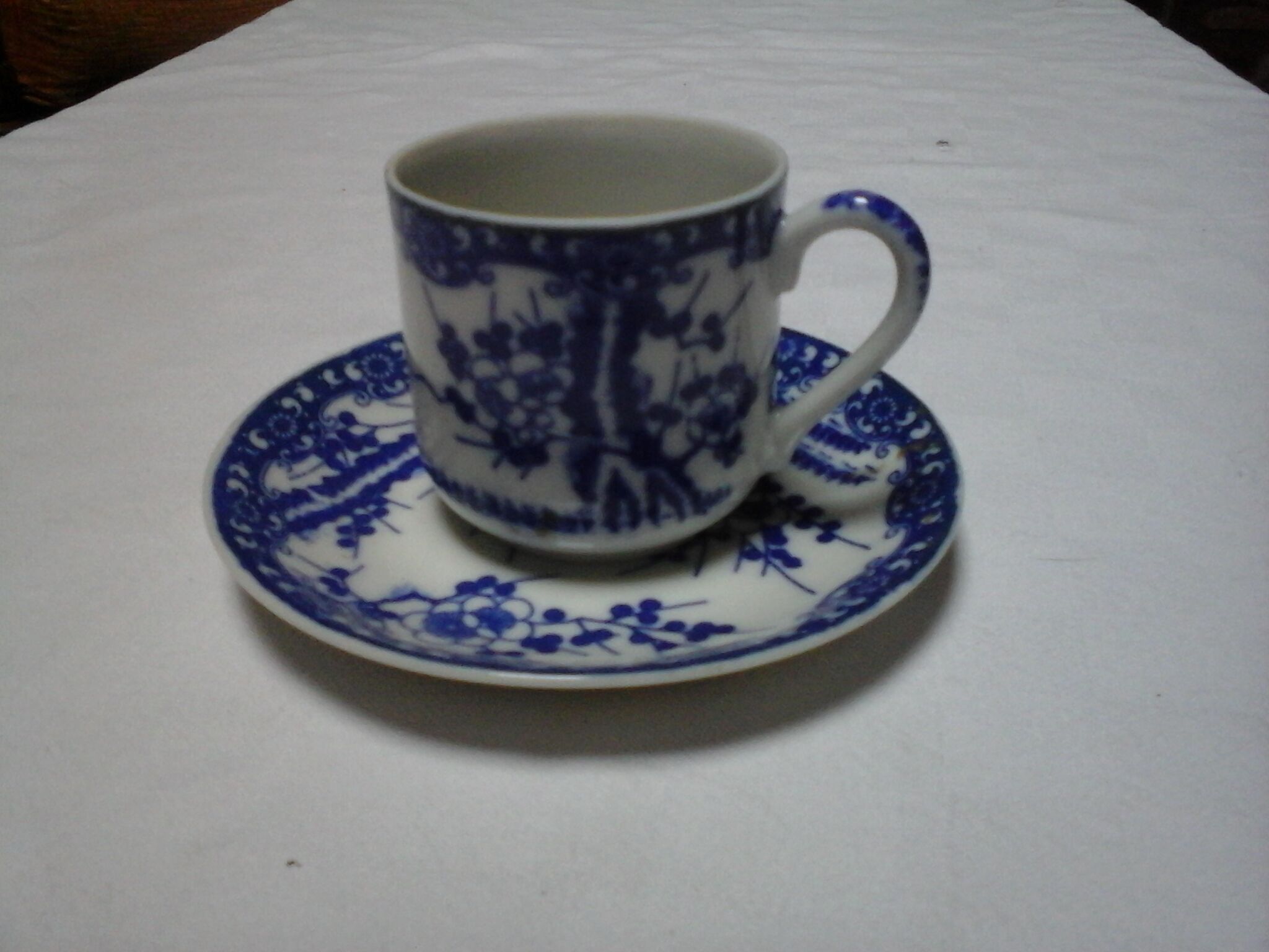 Assortment of 3 blue cups