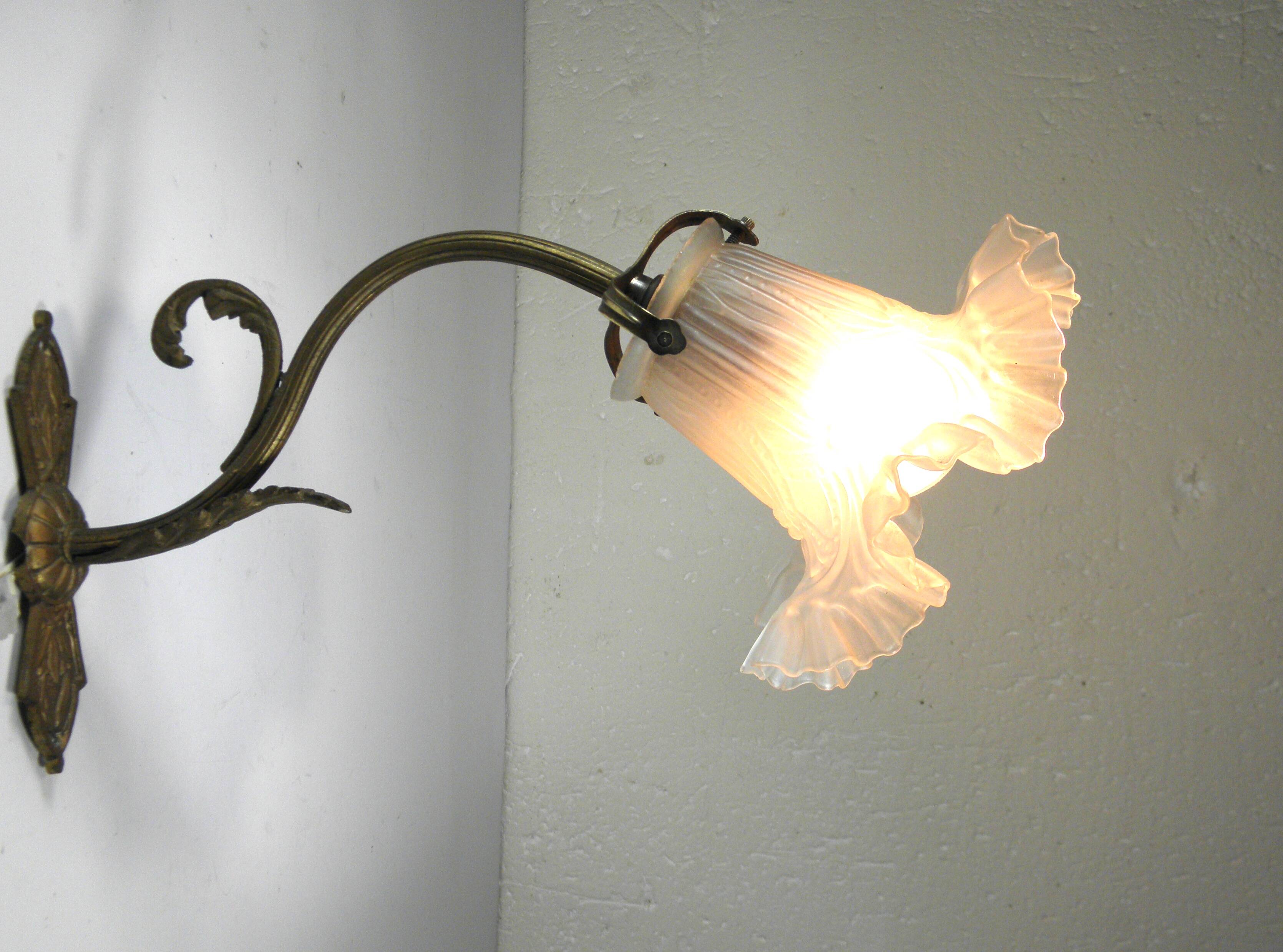 Swan neck wall light in gilded brass and glass