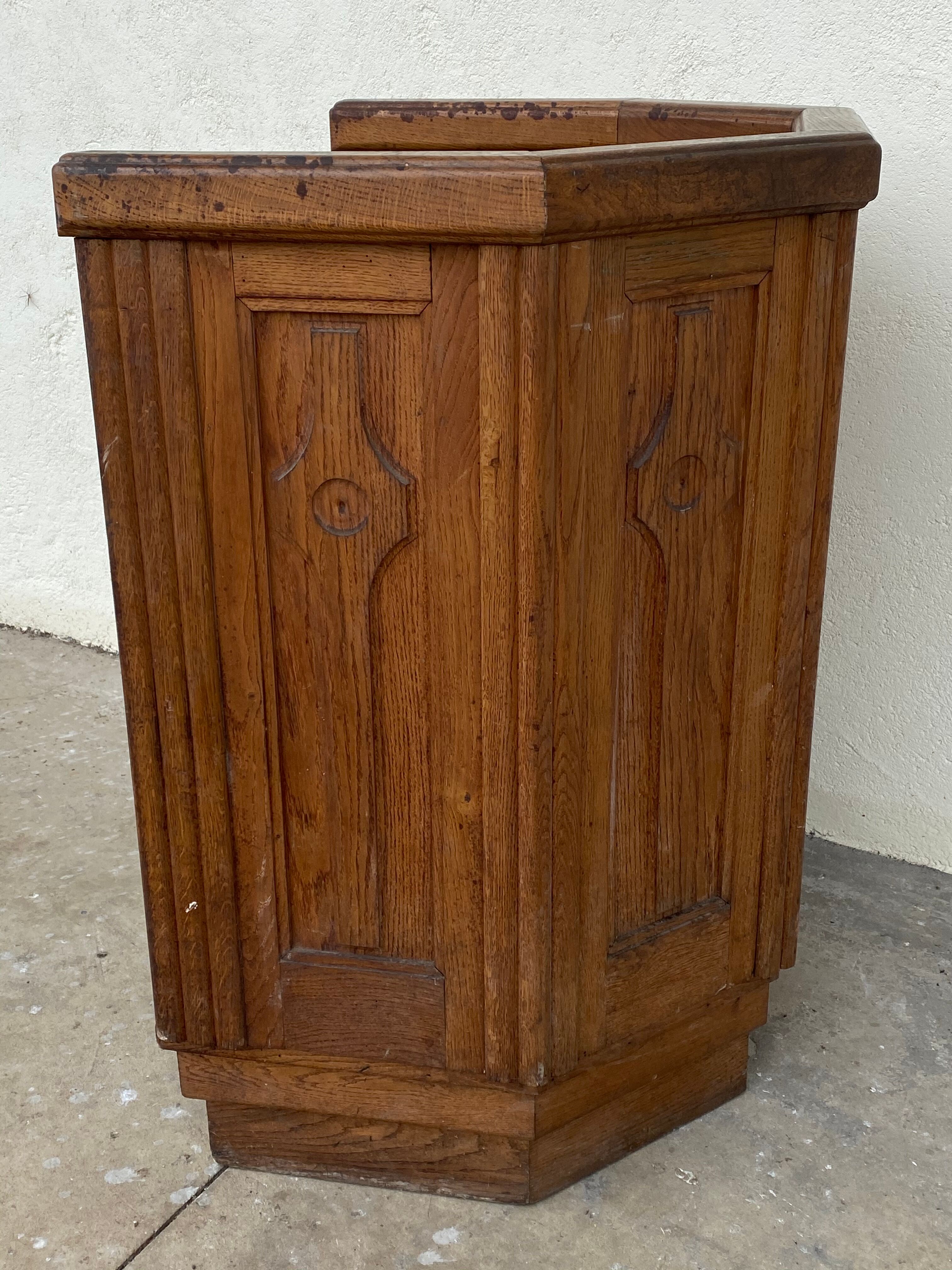 Chaire d'eglise en bois