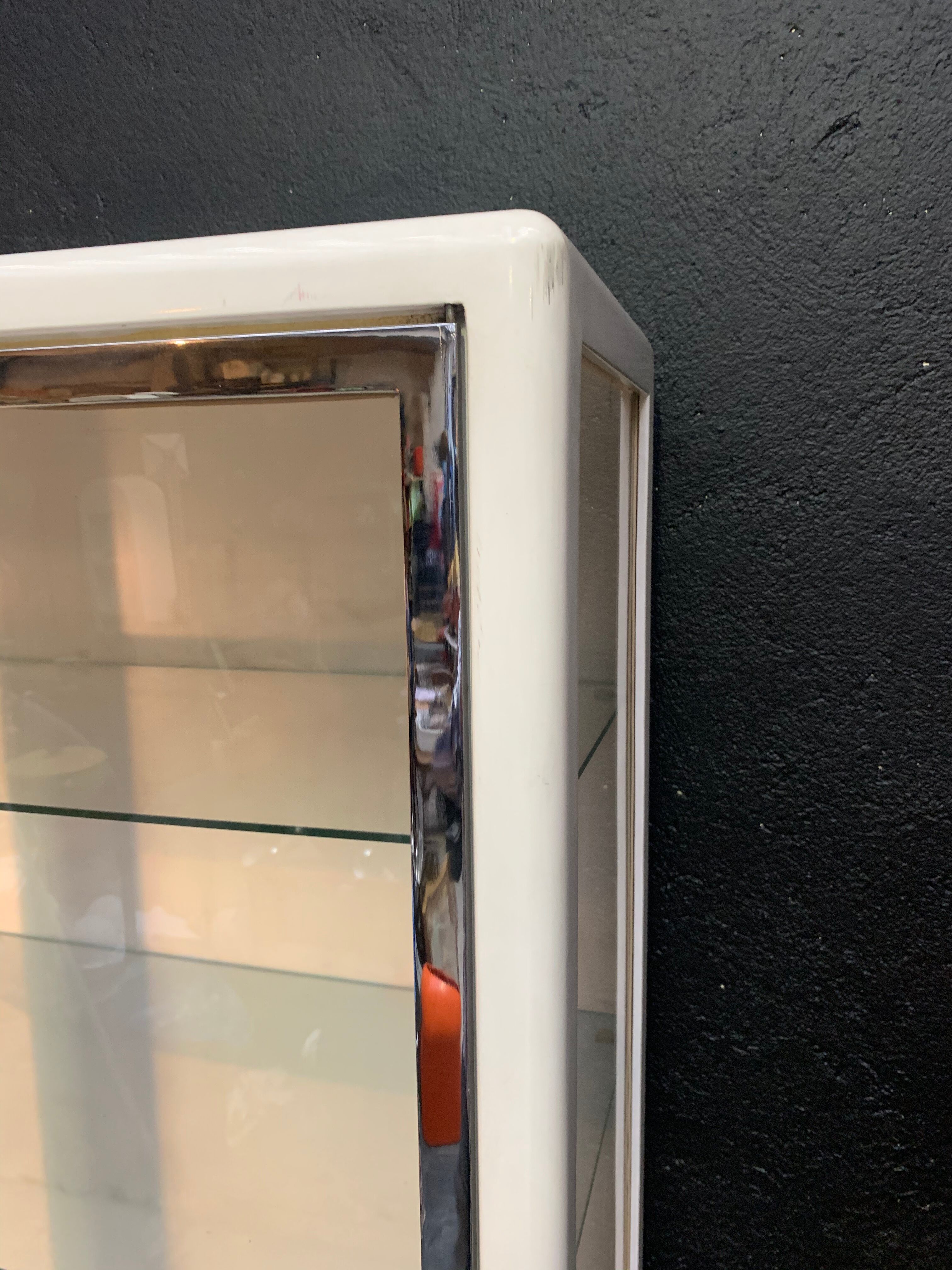 White enamelled metal design showcase. Period 1960