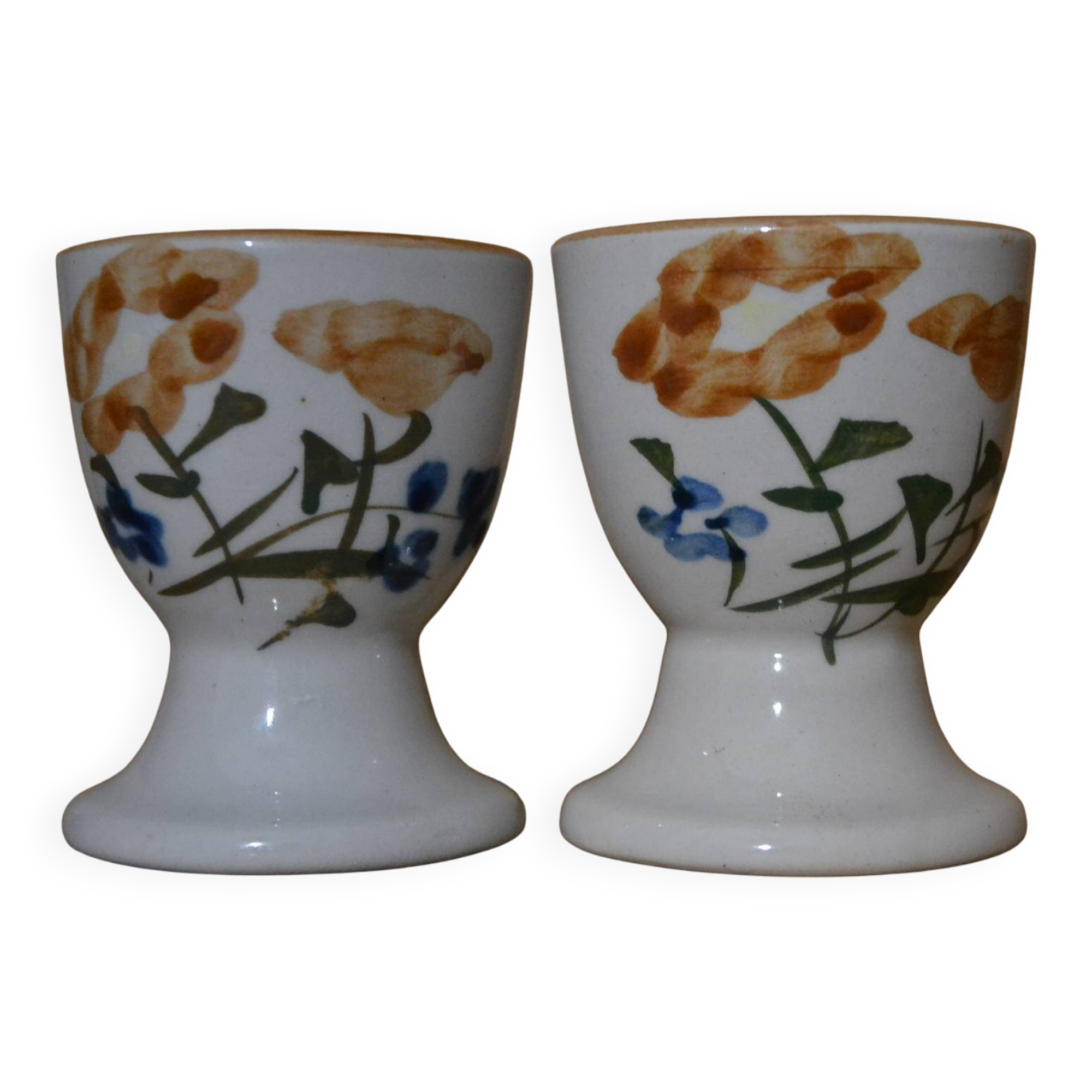 Set of 2 floral patterned egg cups.