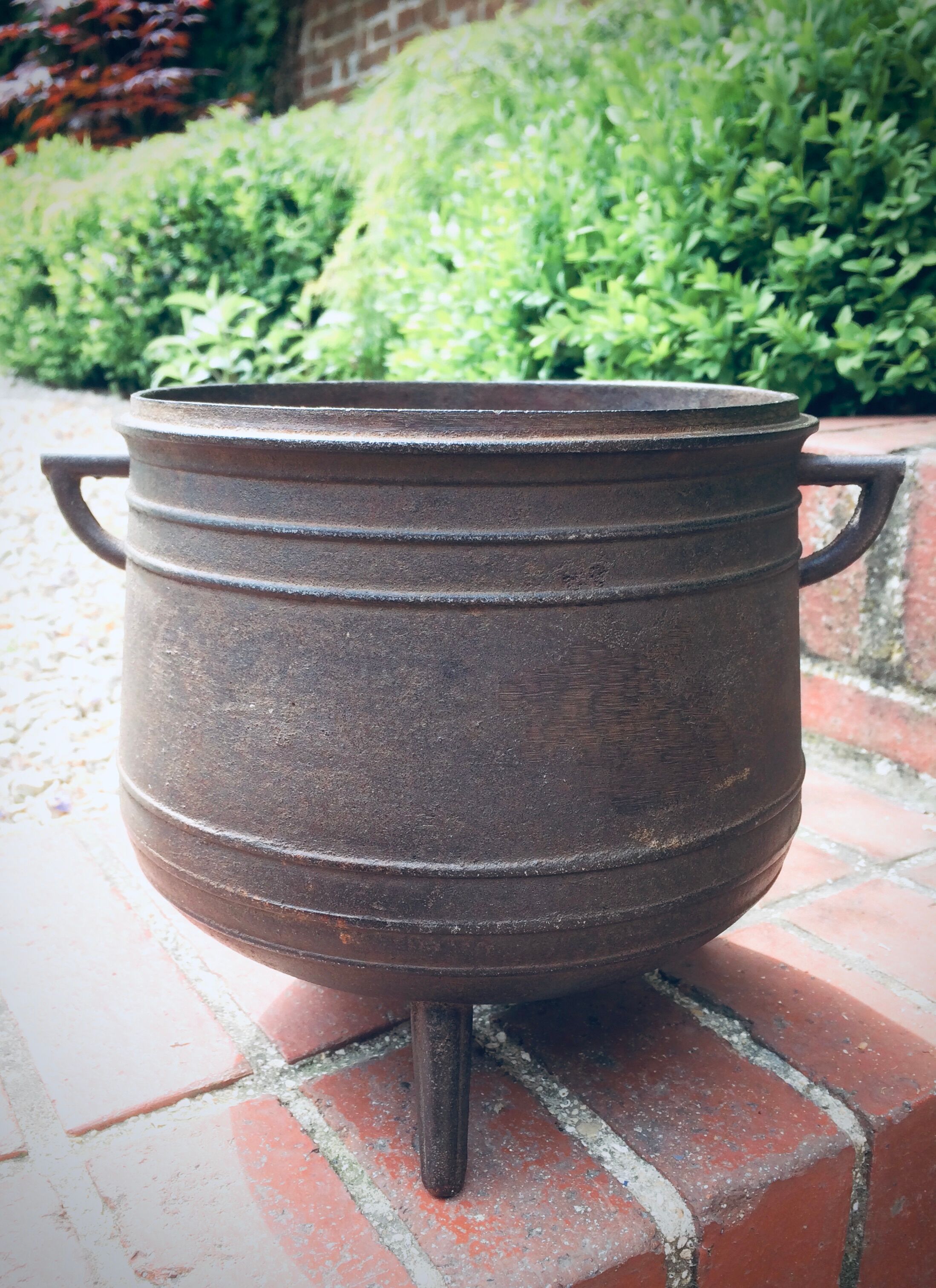 Cast-foot and cast-iron cauldron