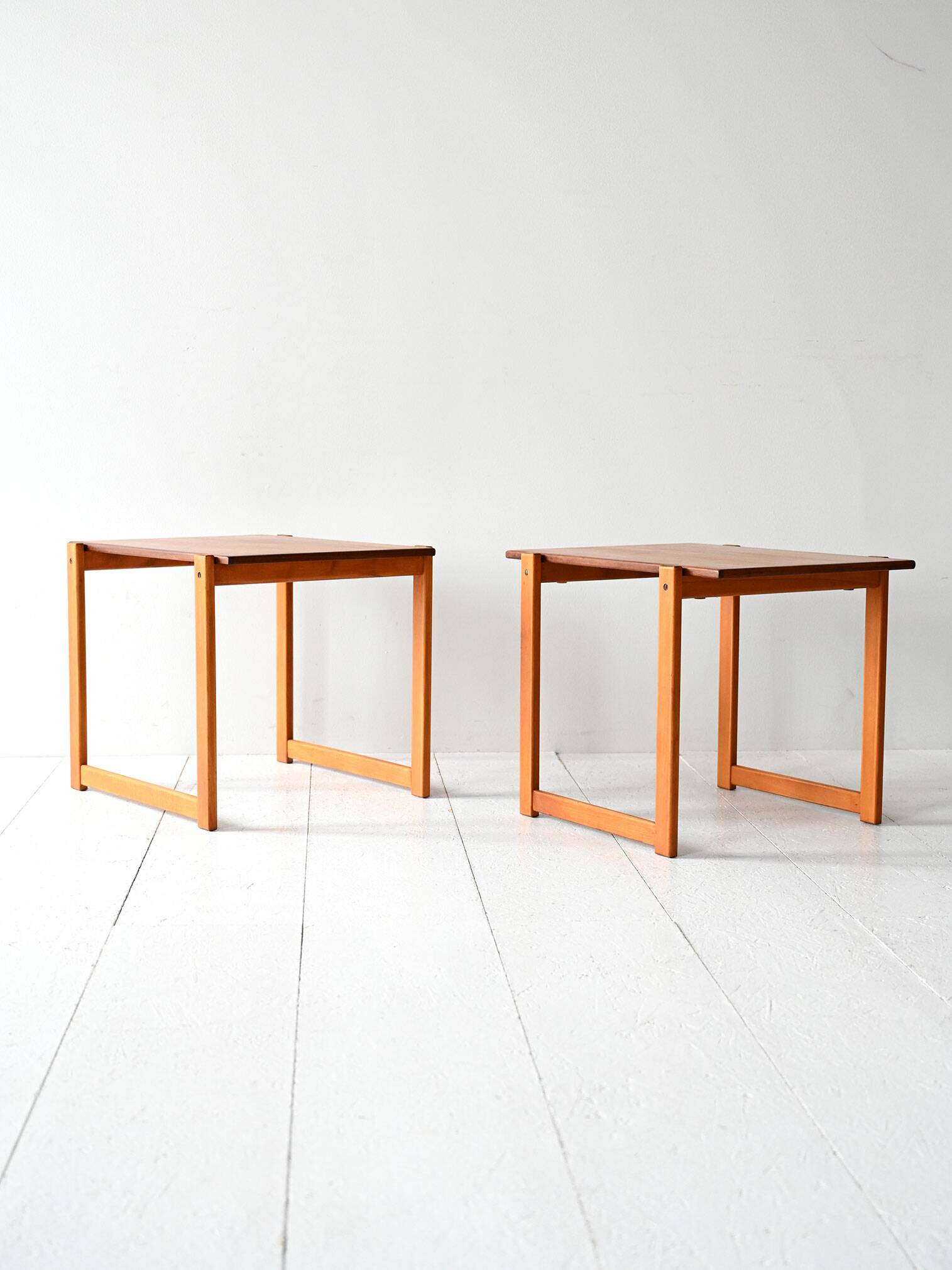 Paire de tables gigognes scandinaves vintage en teck et hêtre