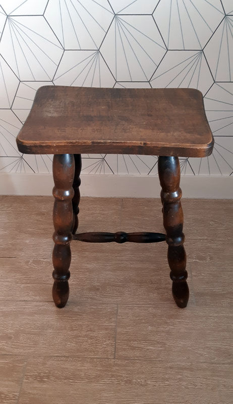 Tabouret marron en bois tourné.