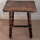 Tabouret marron en bois tourné.