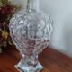 Carafe en verre pressé façon grappe de raisin