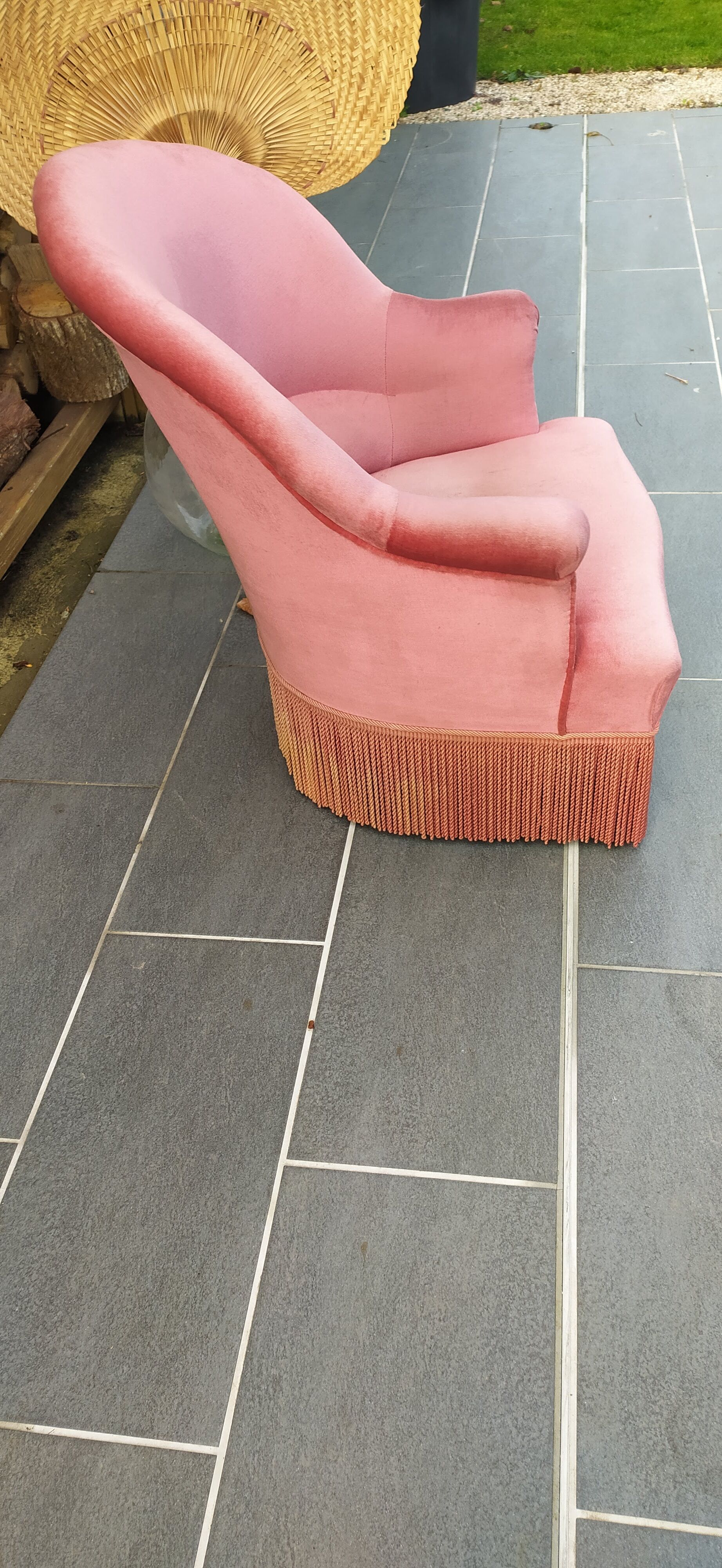 Pink velvet toad armchair with fringes