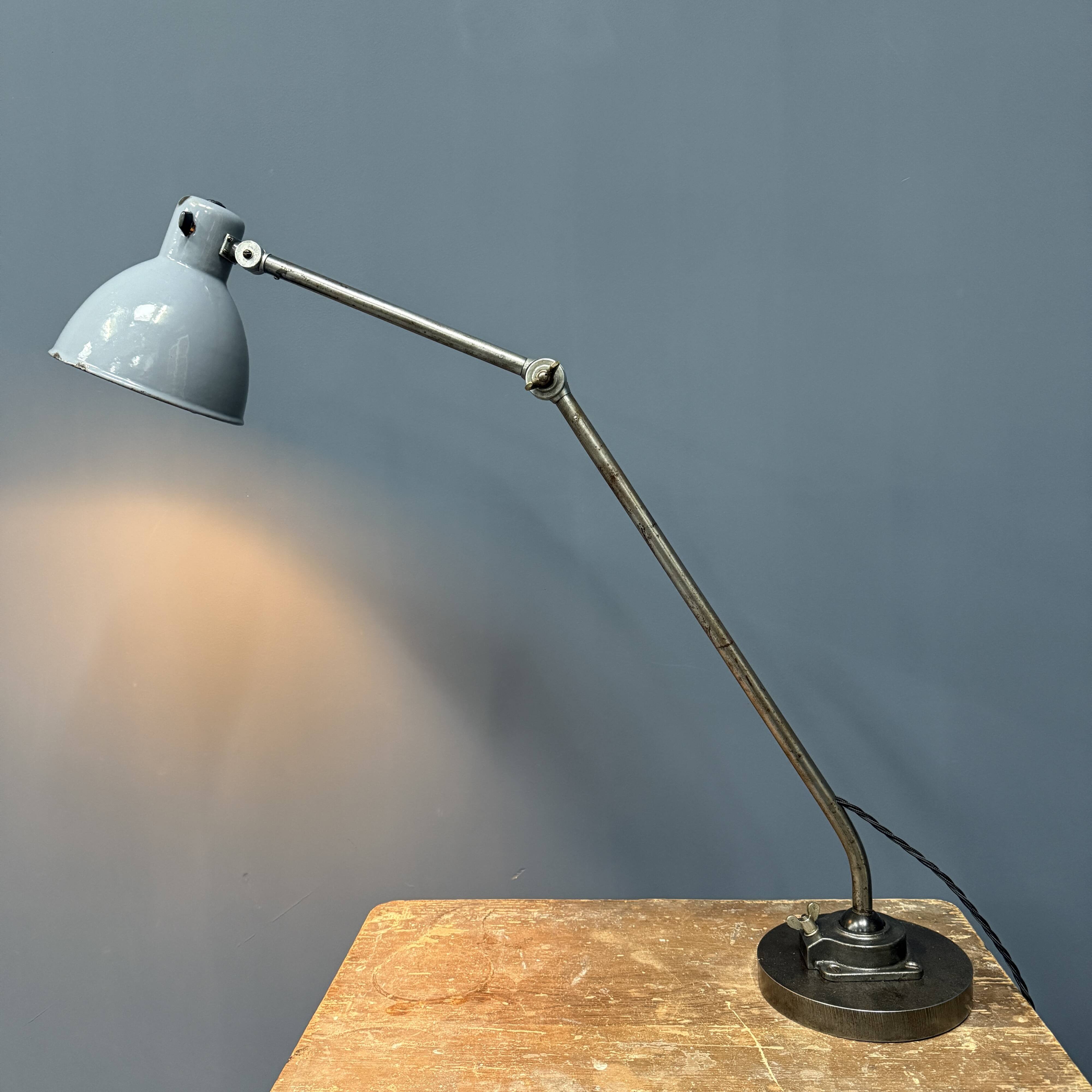 Grande lampe de table d'atelier Kandem modèle 566