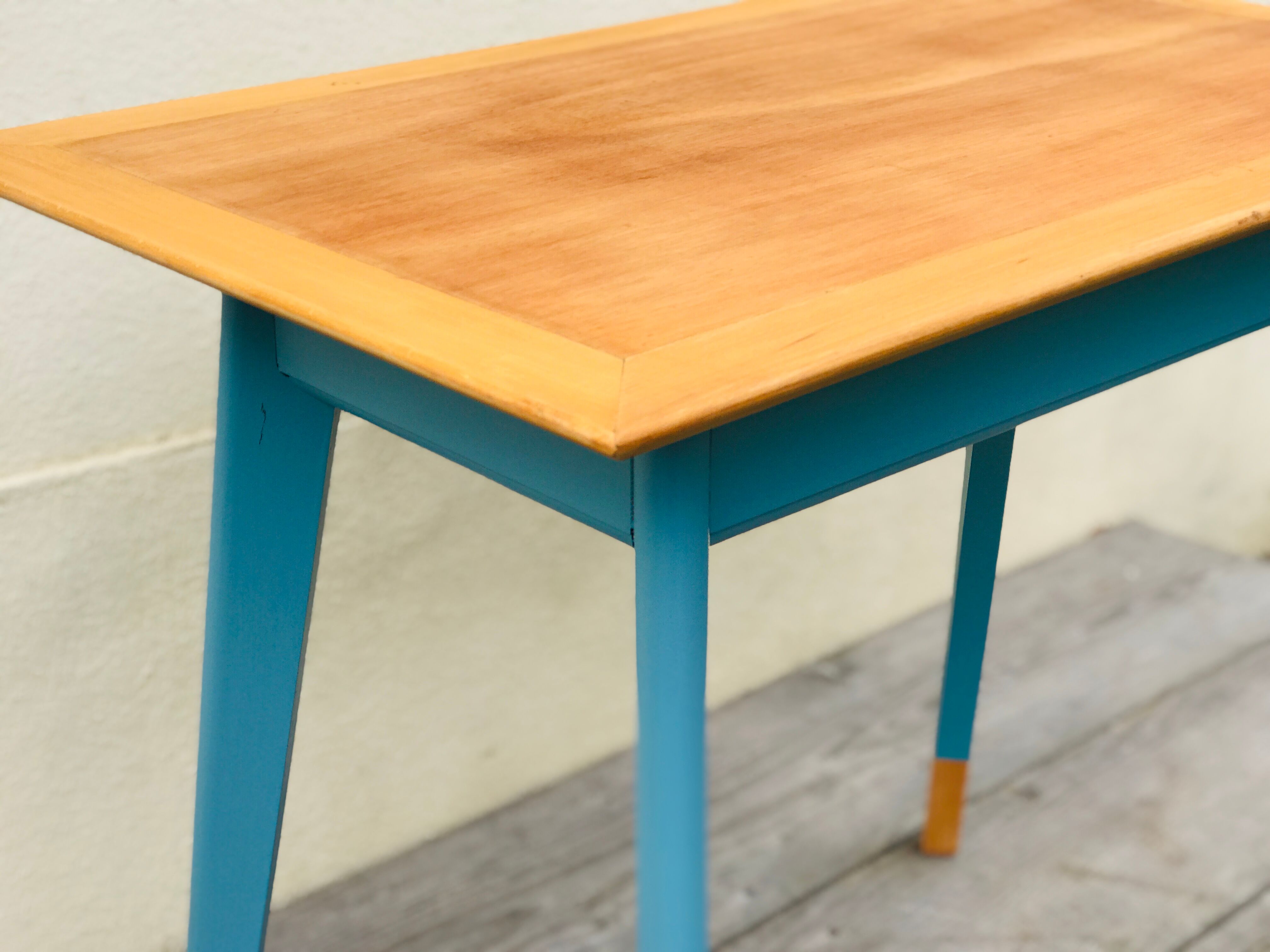 Blue compass foot table
