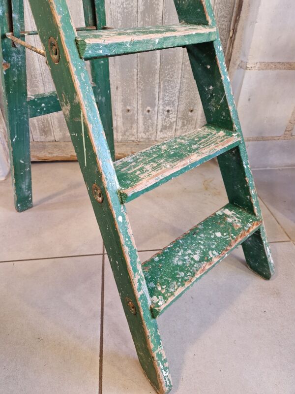 Ancien escabeau atelier peinture
