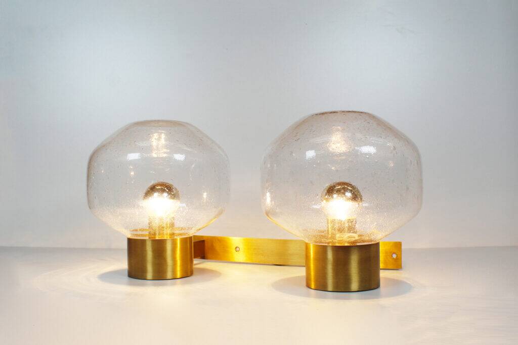 Appliquz mural en laiton vintage et en verre soufflé à la bouche.