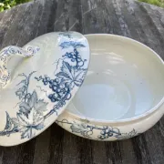 Soupière ancienne en terre de fer – Modèle Pampres – Marque JR
