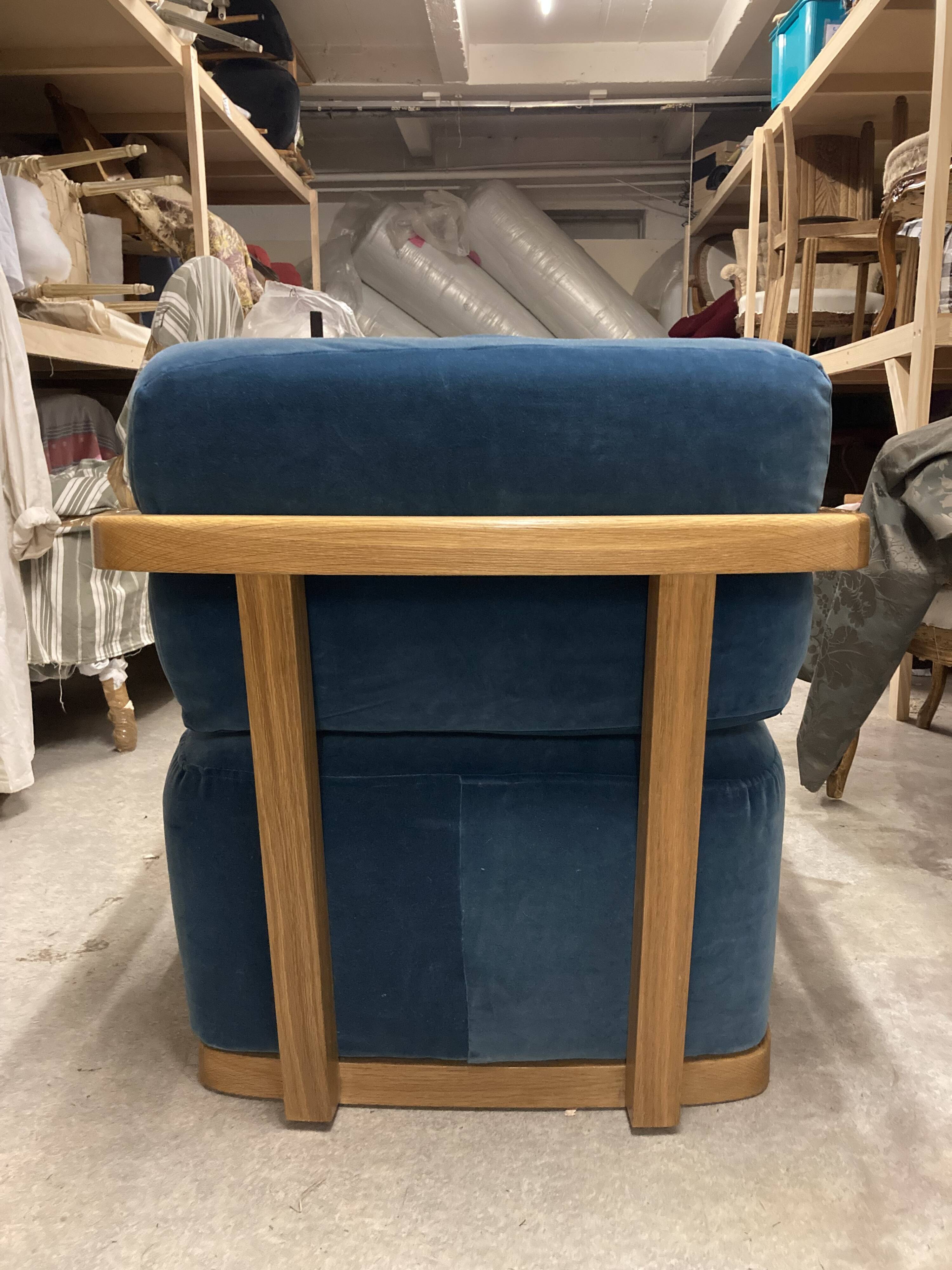 Contemporary armchair in blue velvet and oak