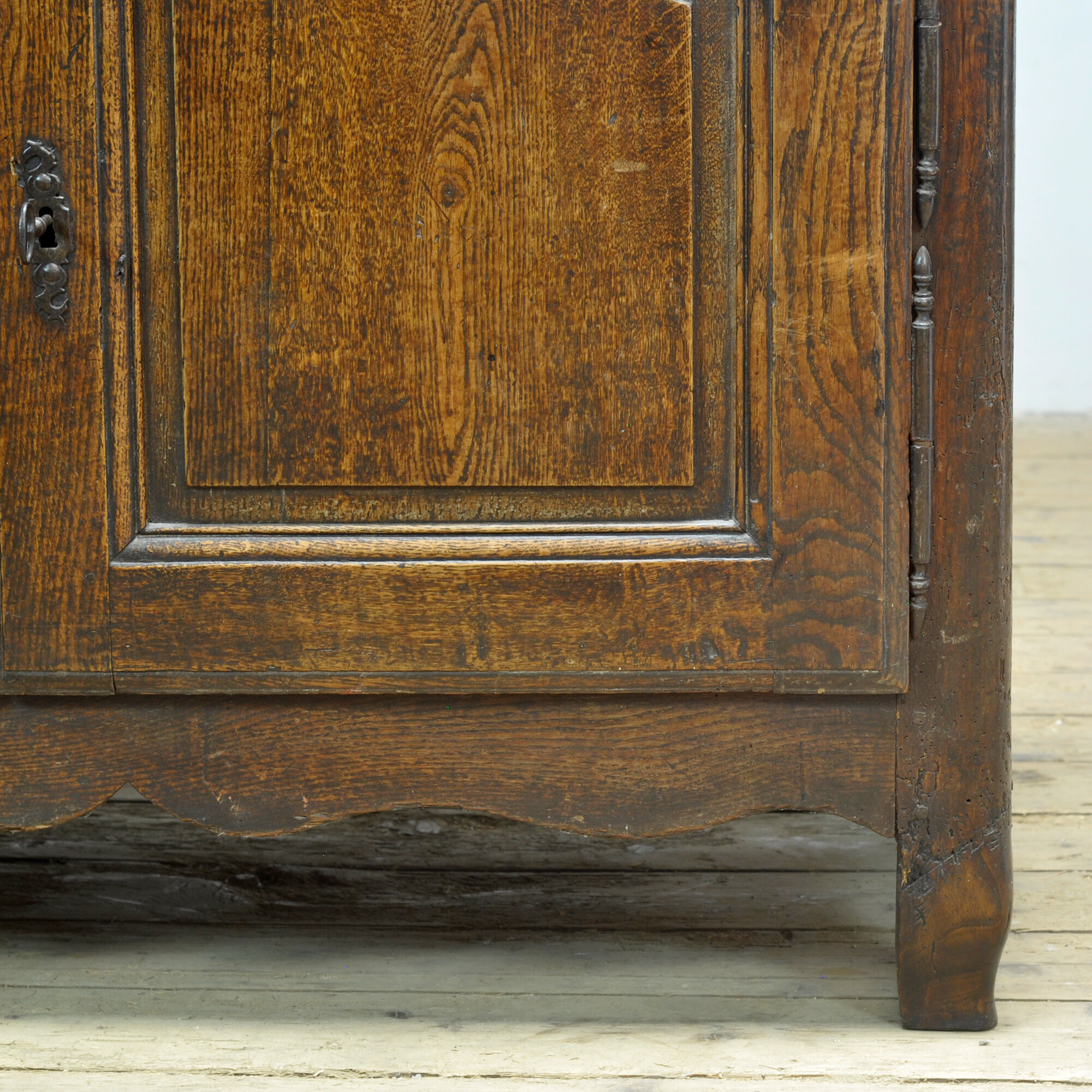 Cabinet en chêne Louis XV, vers 1750