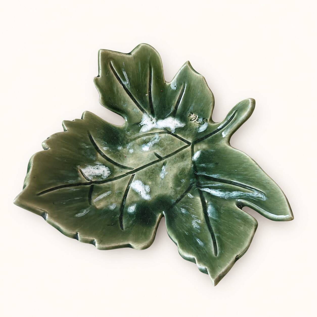 Plat feuille en céramique de Vallauris années 60