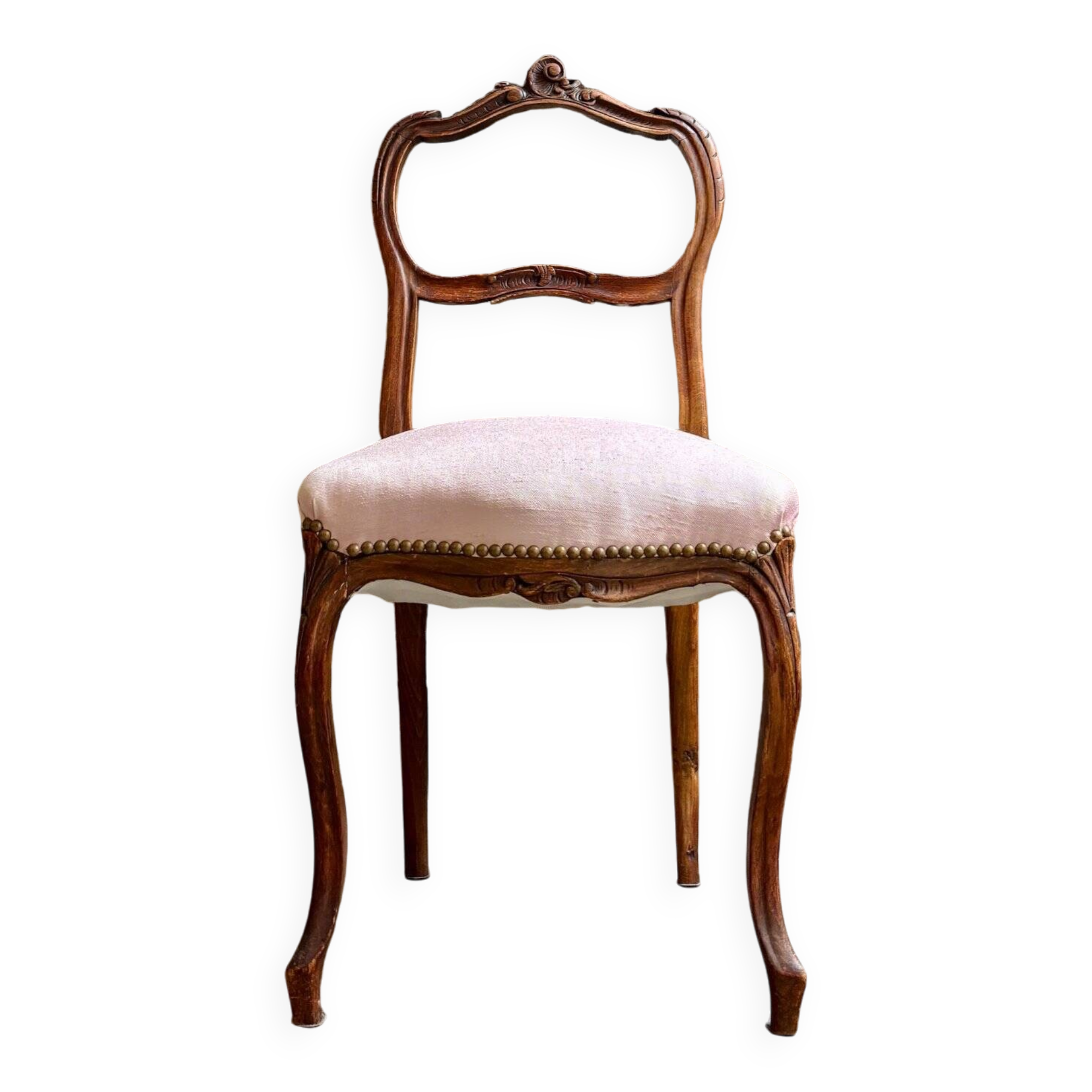Chaise en bois ciselé et tissu rose poudré
