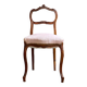 Chaise en bois ciselé et tissu rose poudré