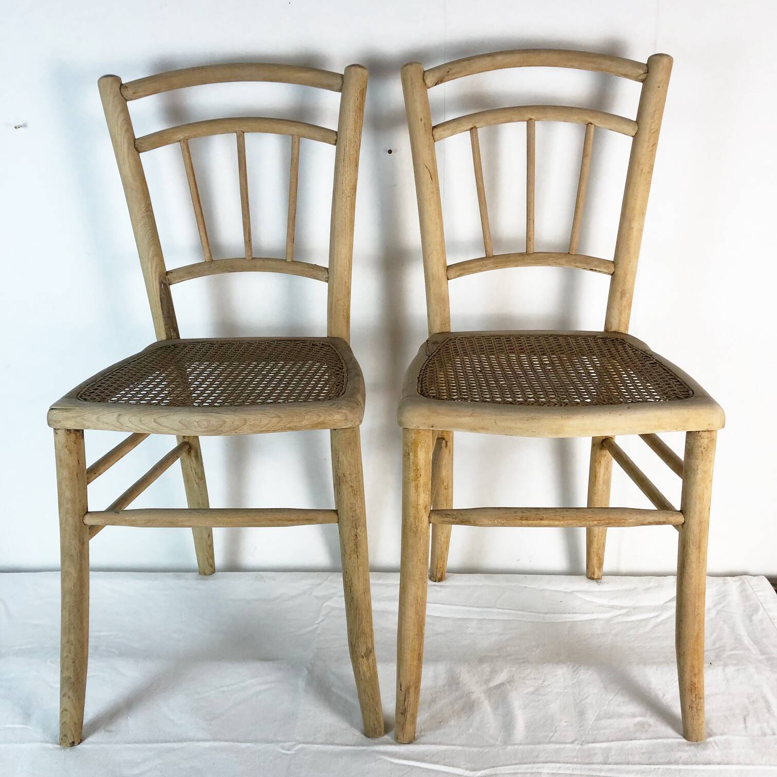 Paire de chaises cannées en bois clair