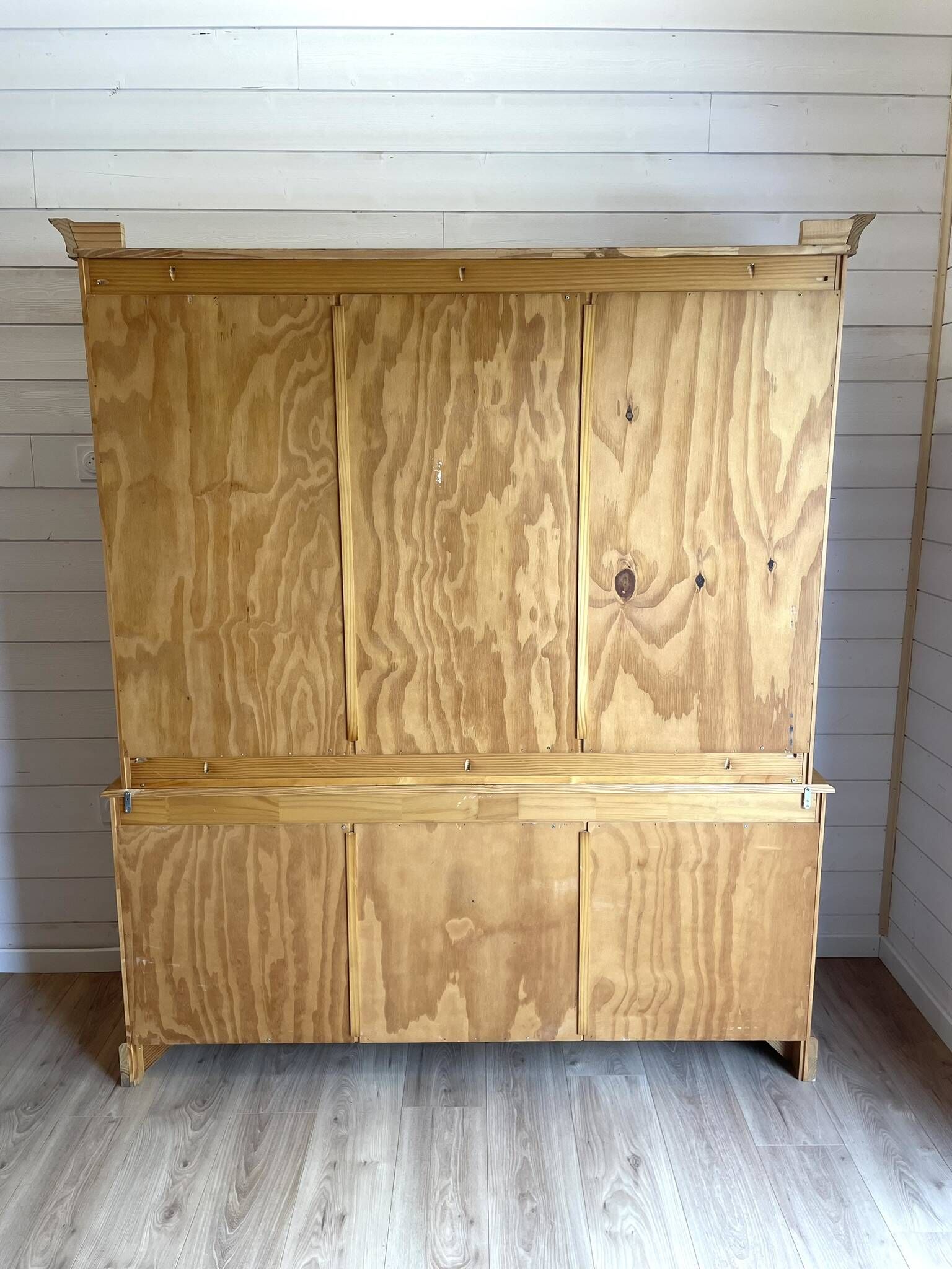 Large vintage display cabinet in solid pine with sliding doors, Country style.