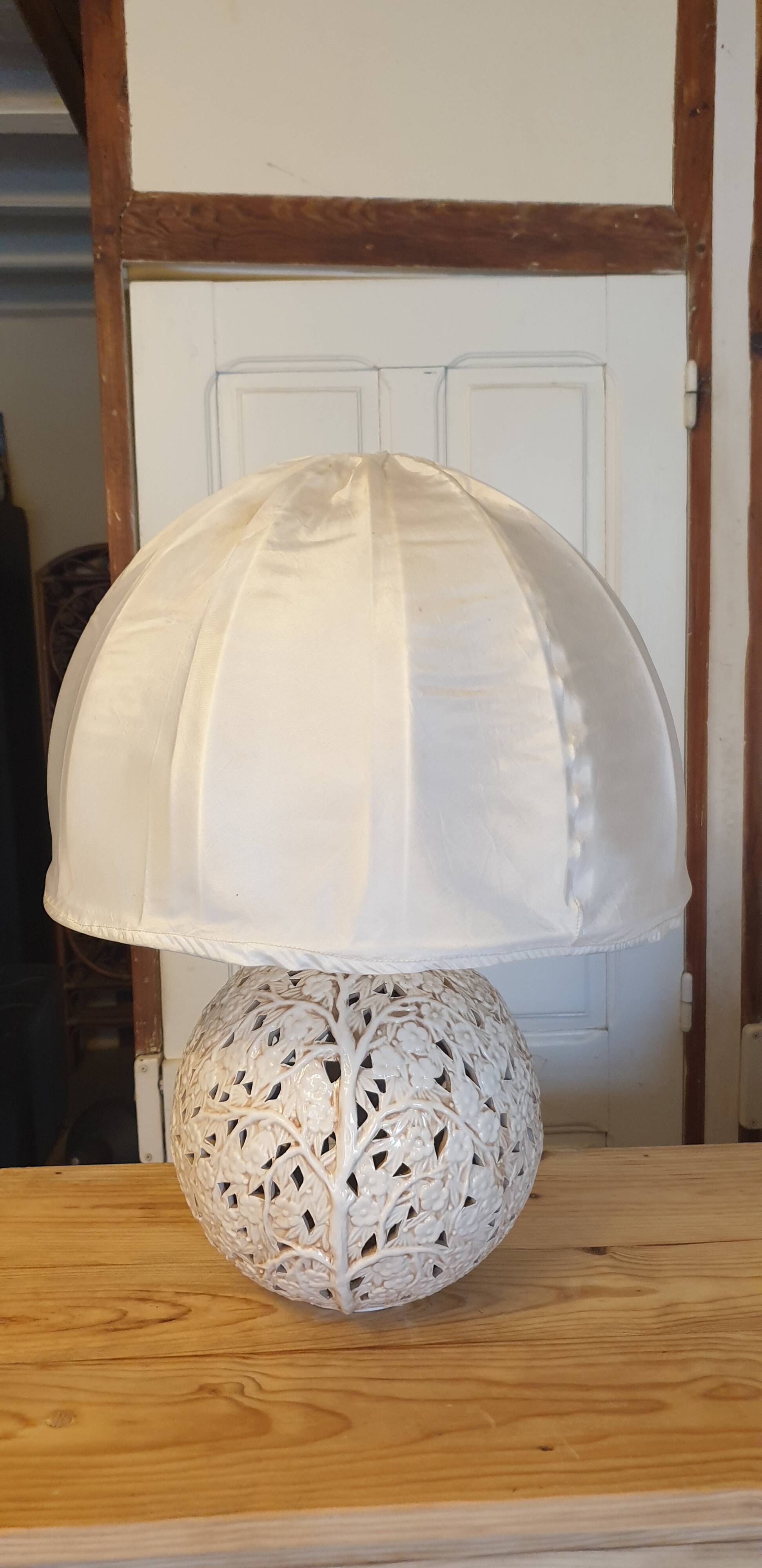 Openwork ceramic lamp