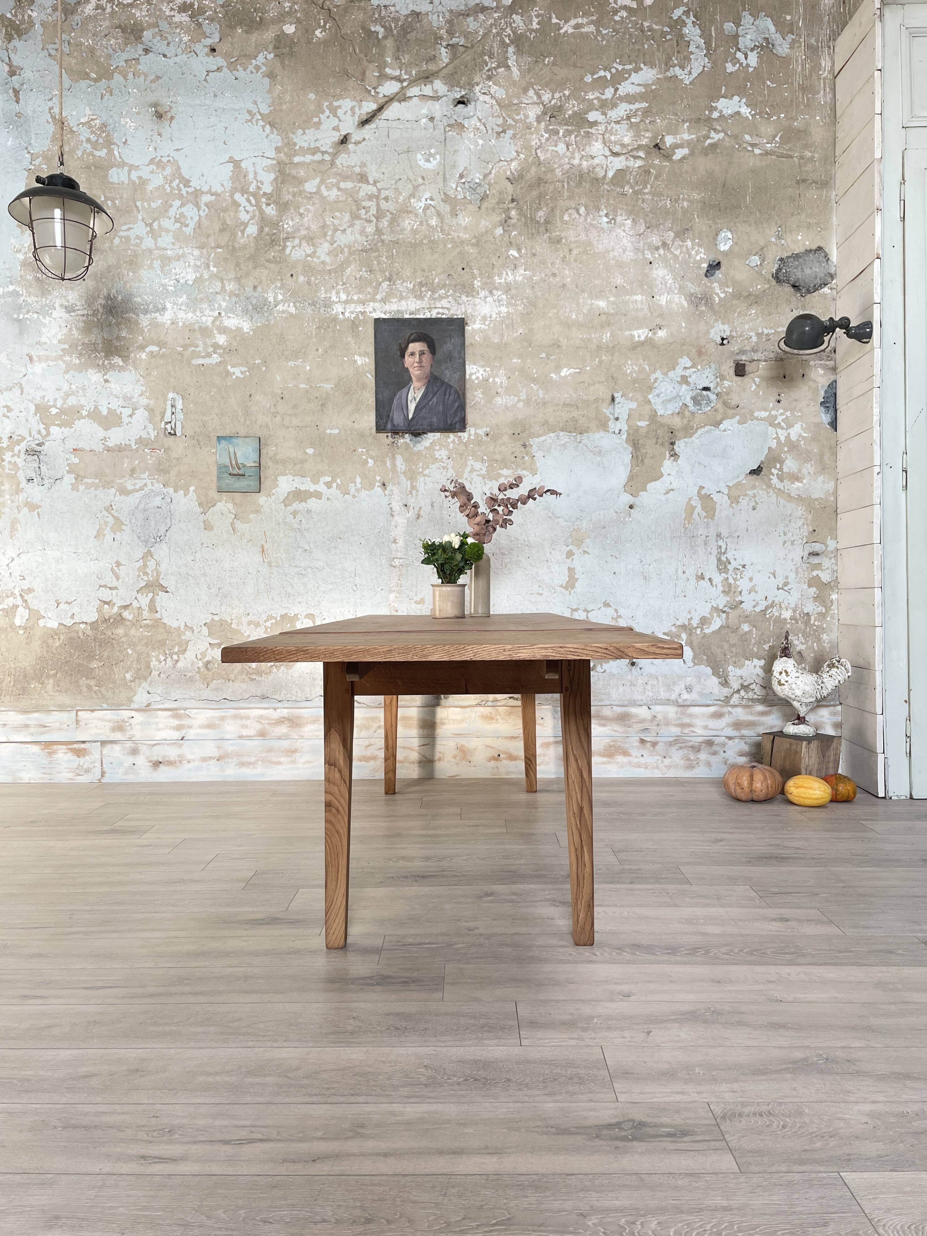 Vintage farmhouse table in solid oak.