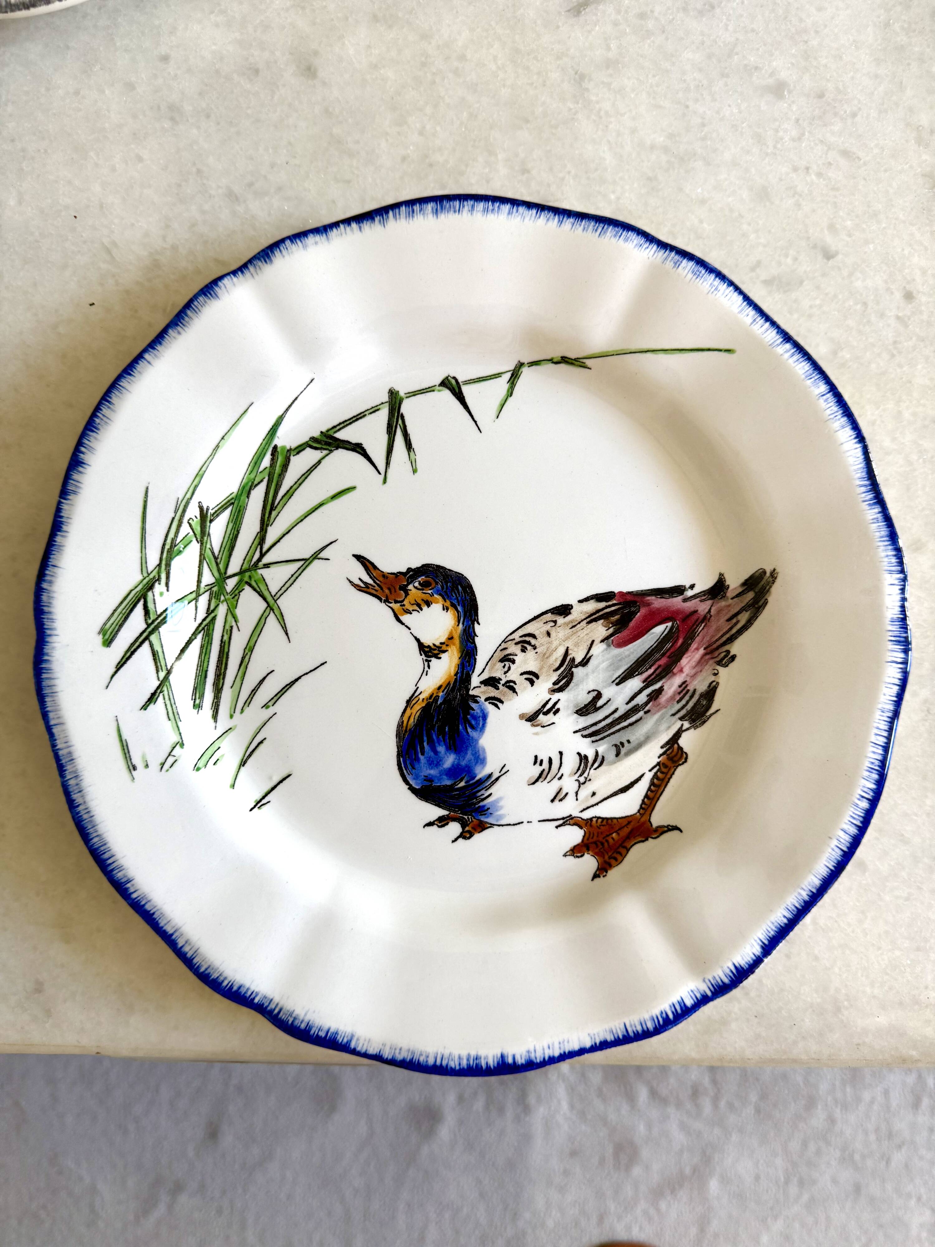 Service de table assiettes et plats Gien modèle grands oiseaux