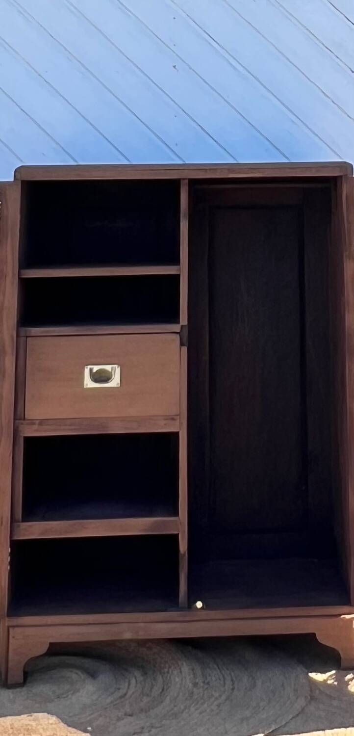 Small Parisian wardrobe: hanging space + shelves