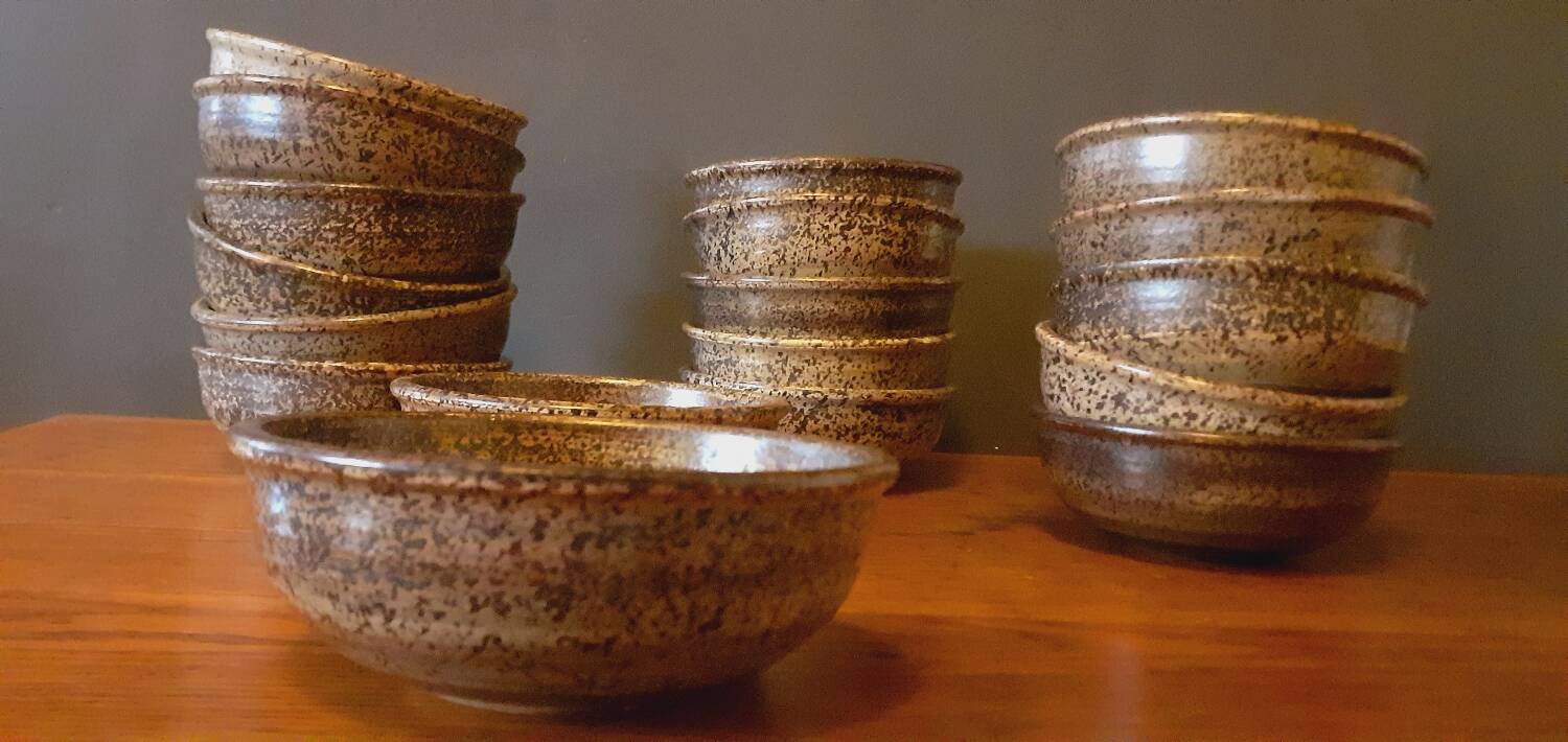 18 assiettes à soupe, jattes en grès de Salins les Bains année 60