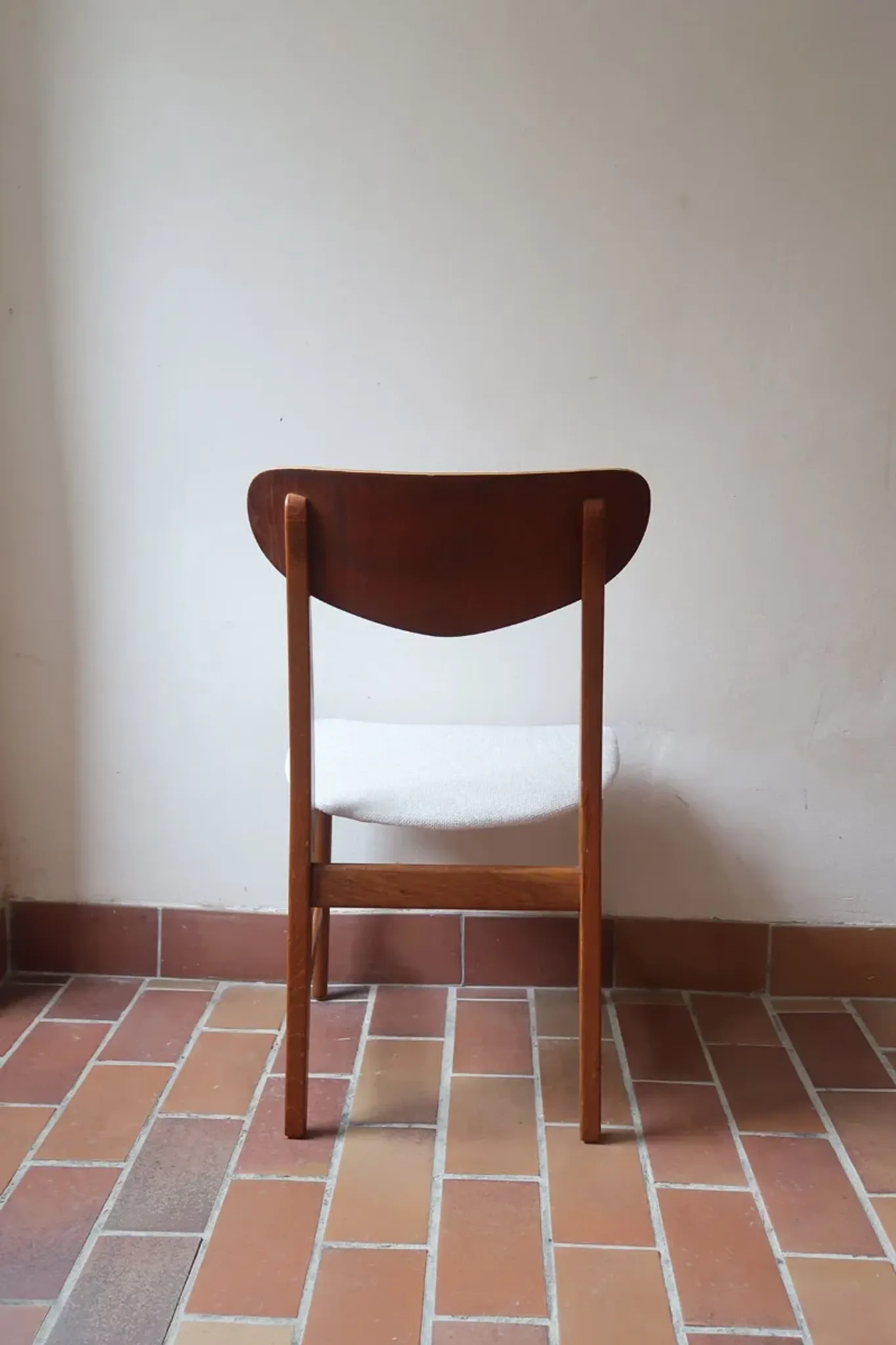 Set of 5 Scandinavian teak chairs from the 1960s, with curved backrest.