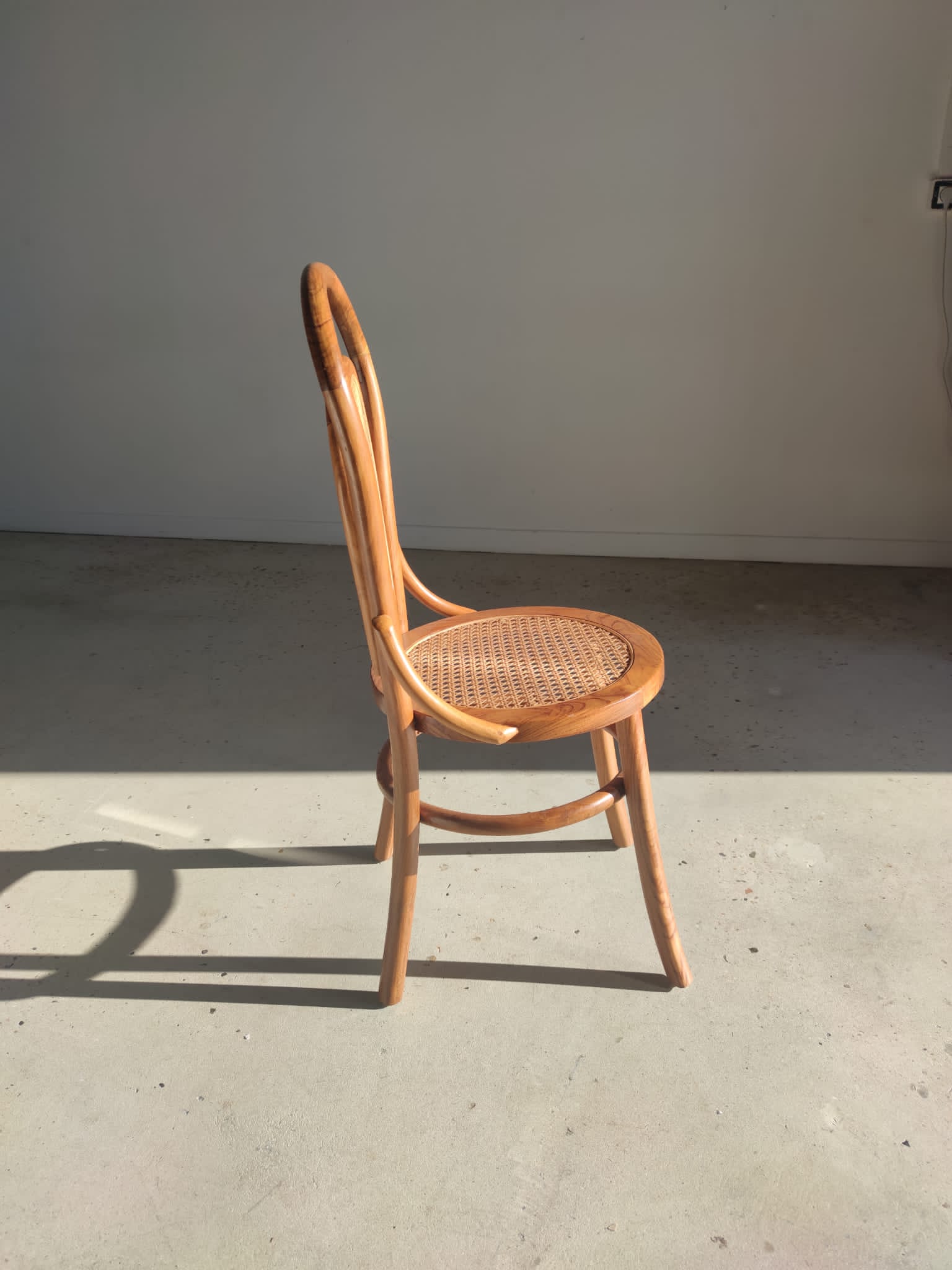 Chaise cannée en bois naturel