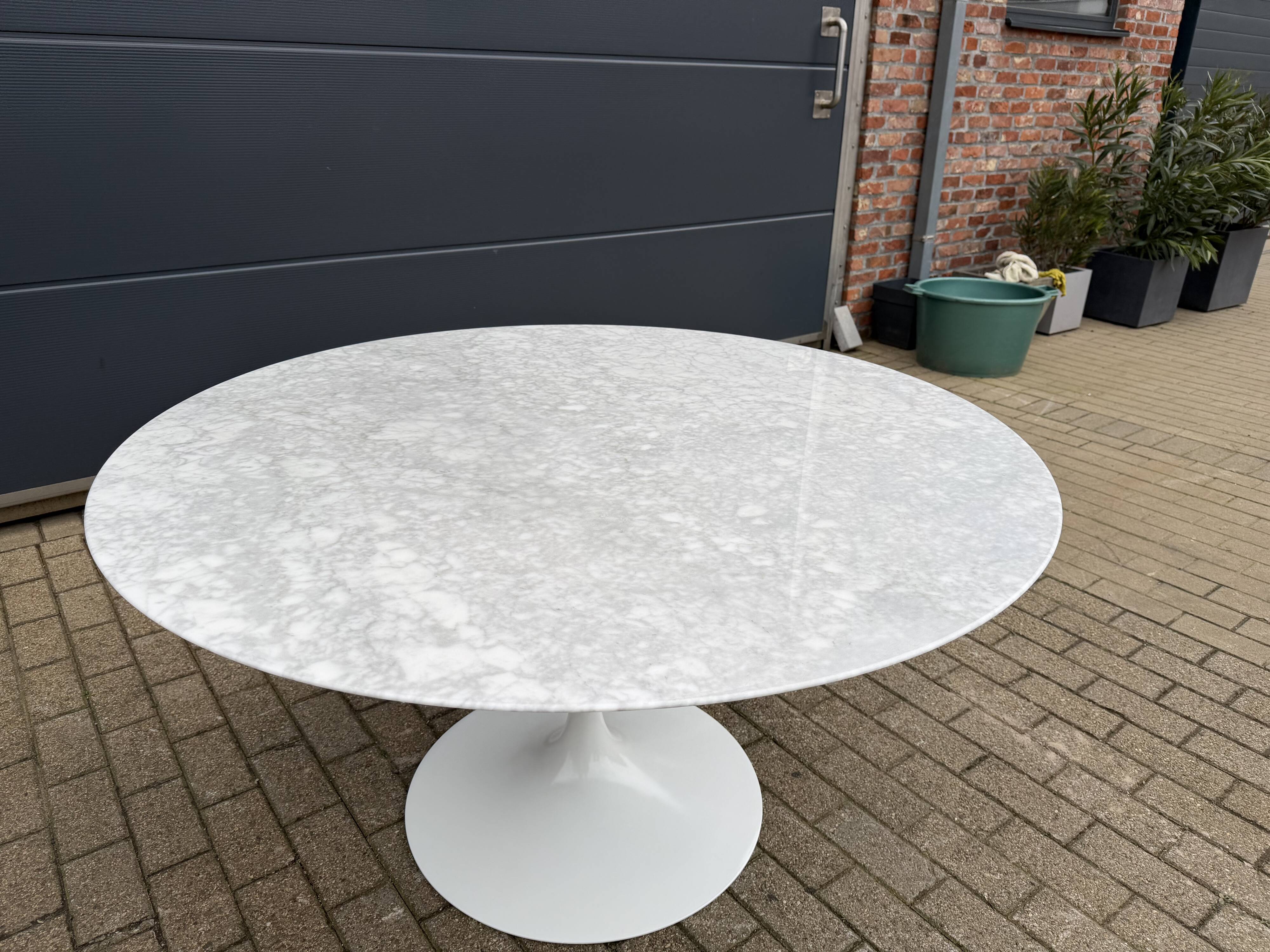 Original round dining table Knoll Tulip (137cm) Carrara