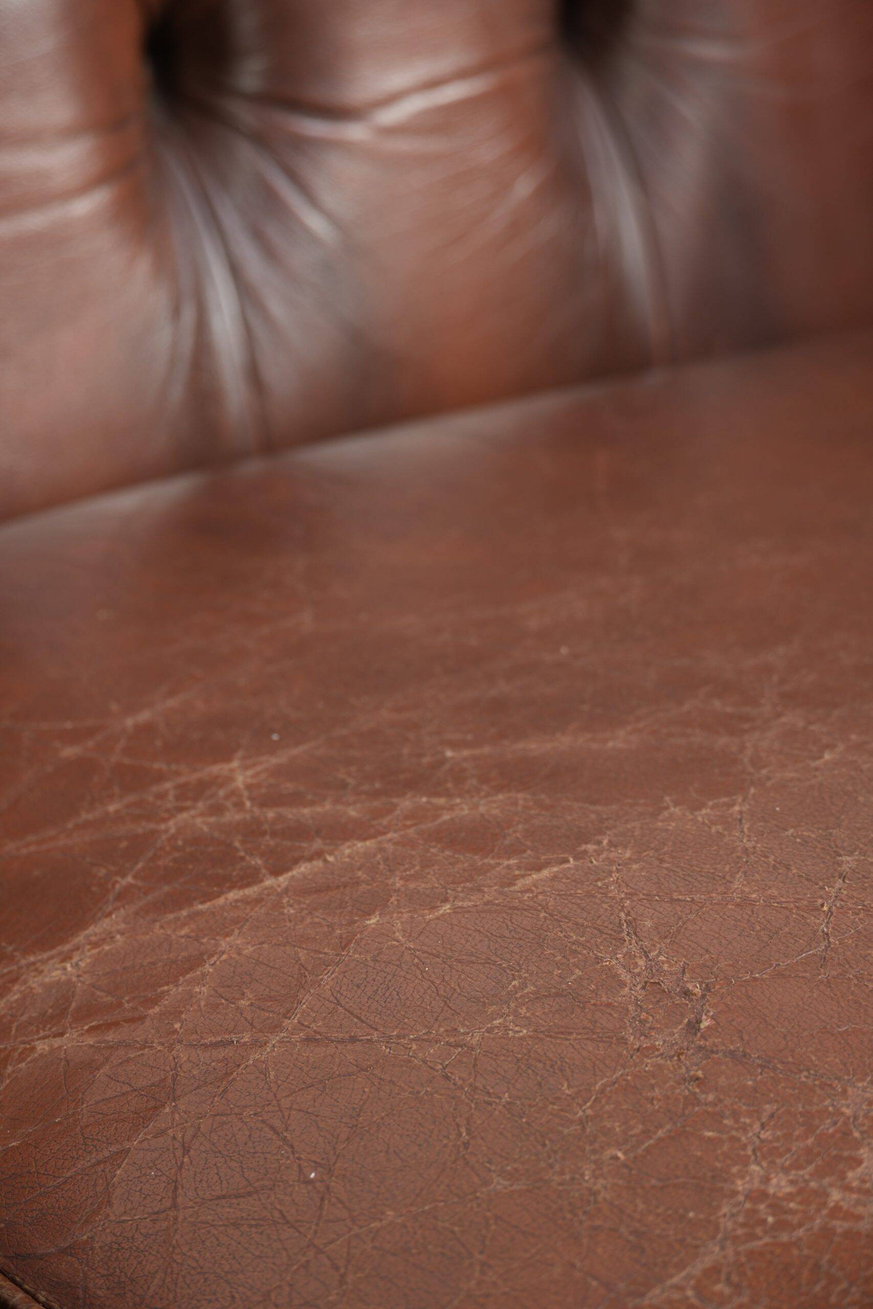 Canapé chesterfield 2,5 places en cuir de vachette vintage au look robuste