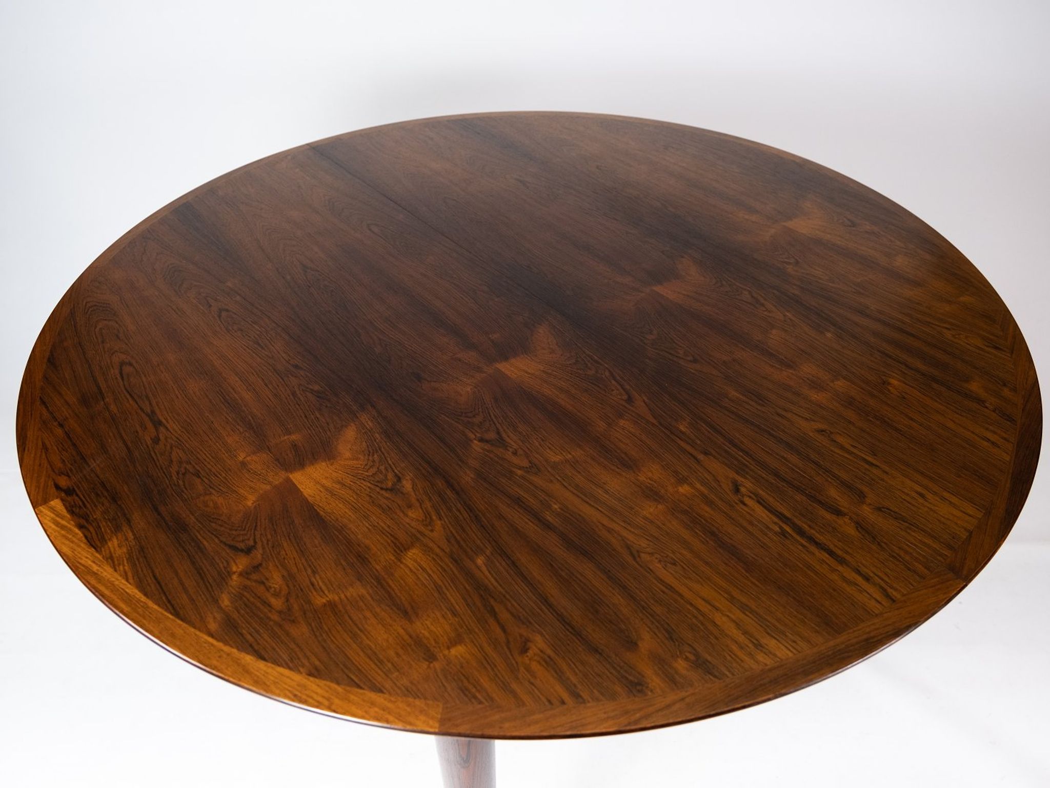 Table à manger en palissandre conçue par Arne Vodder datant des années 1960.