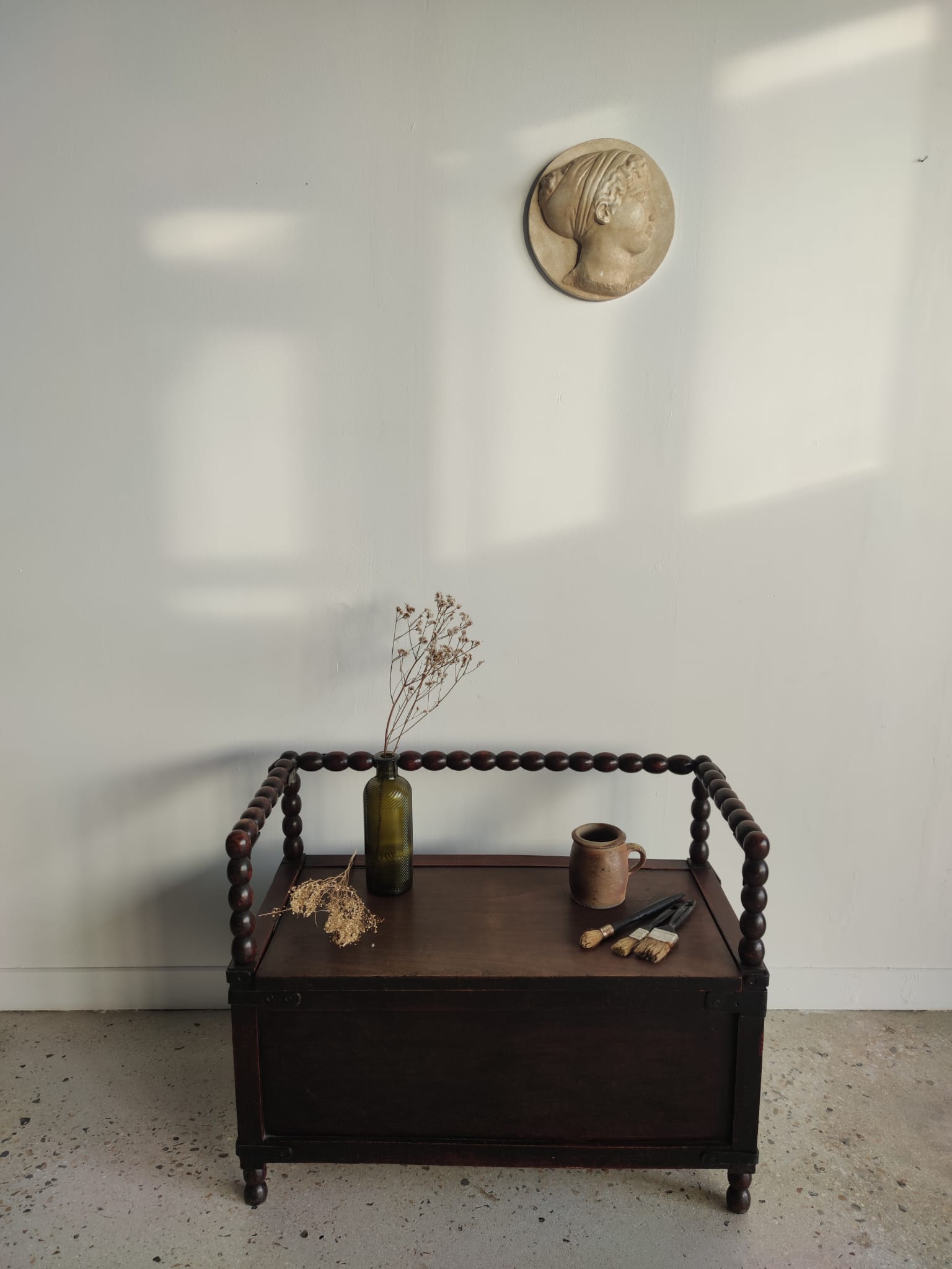 Natural wood chest forming a bench, ringed shoulders