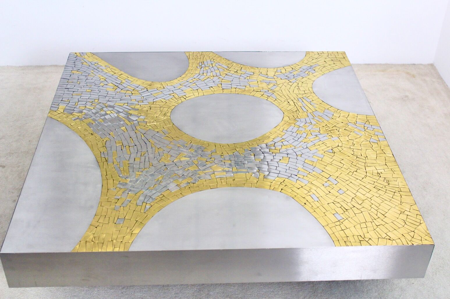 Table basse en acier inoxydable et laiton par Jean Claude Dresse