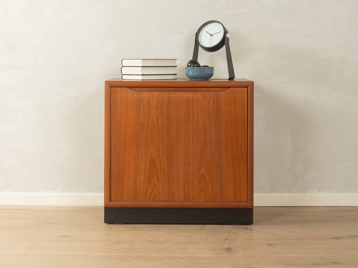 Commode classique des années 1960, en placage de teck.
