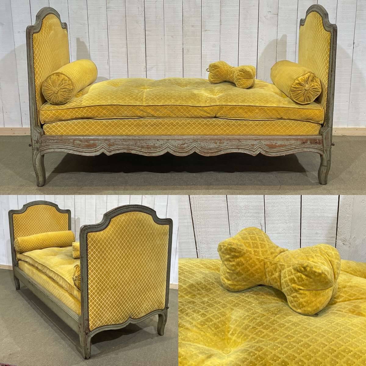 Louis XV daybed from the 18th century in oak.