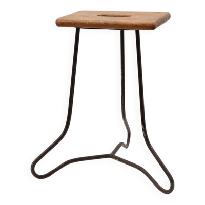Tabouret industriel moderniste à lattes fendues en fer et chêne, France vers 1910