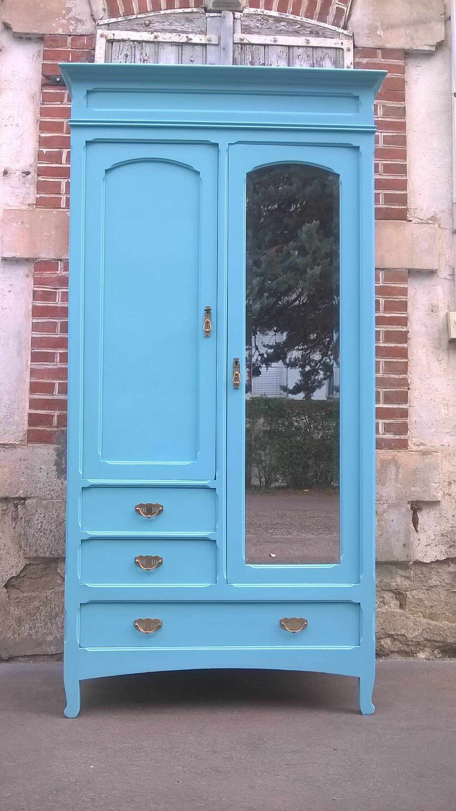 Parisian hotel wardrobe from the 1930s