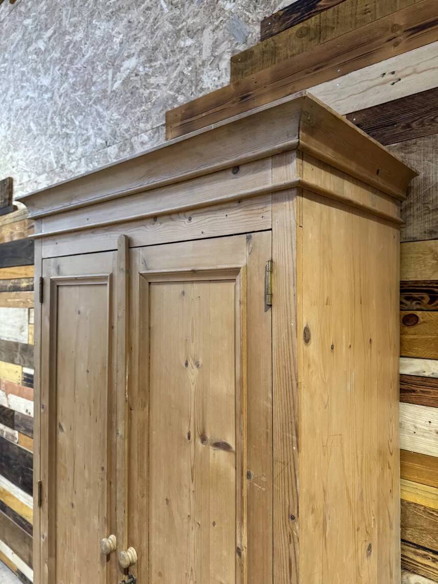 Red fir wardrobe - Compact & Authentic format