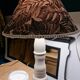 Lampe pied bois ébéniste couleur poivre abbat jour tissus jungle beige et noir