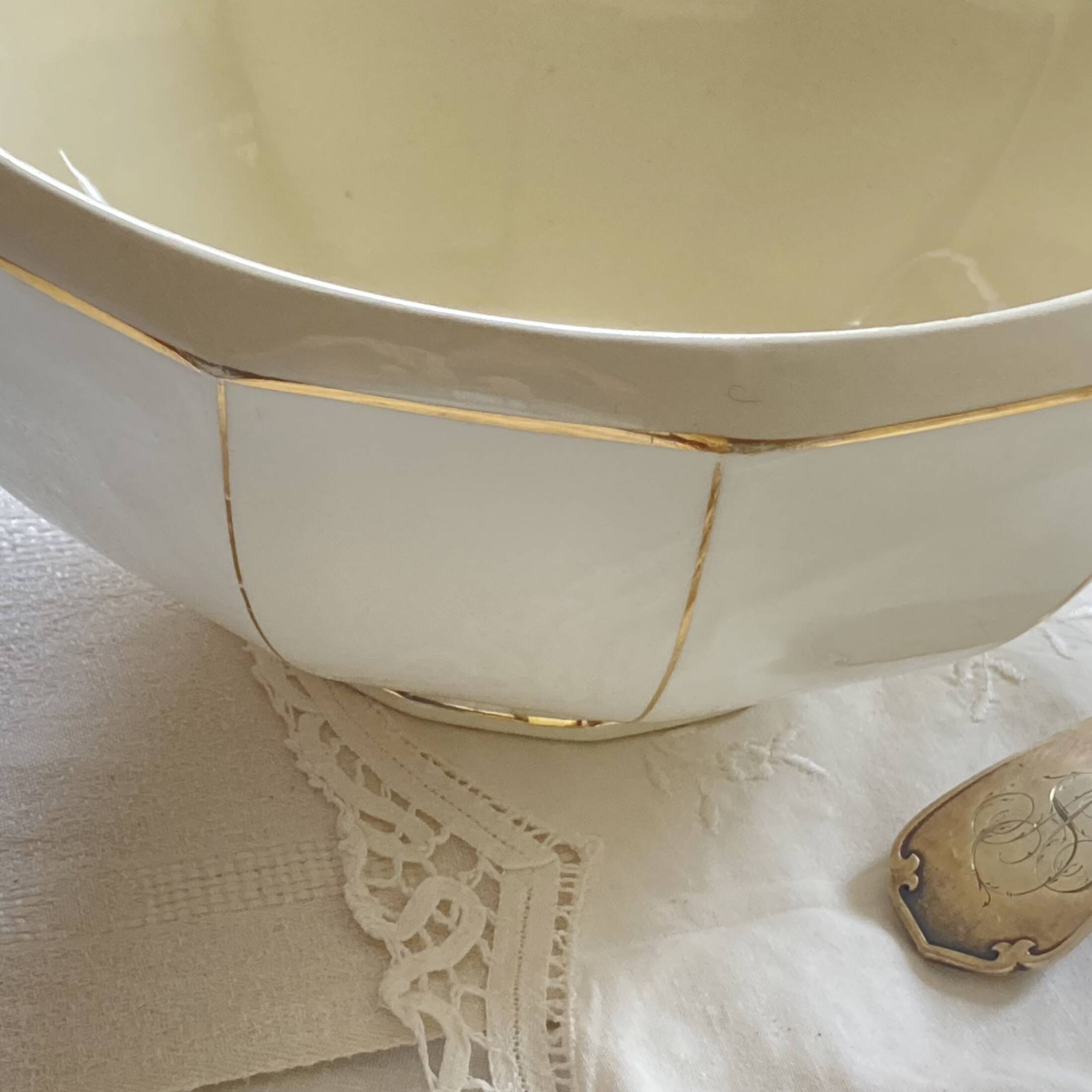Old salad bowl in earthenware, French manufacture of Badonviller